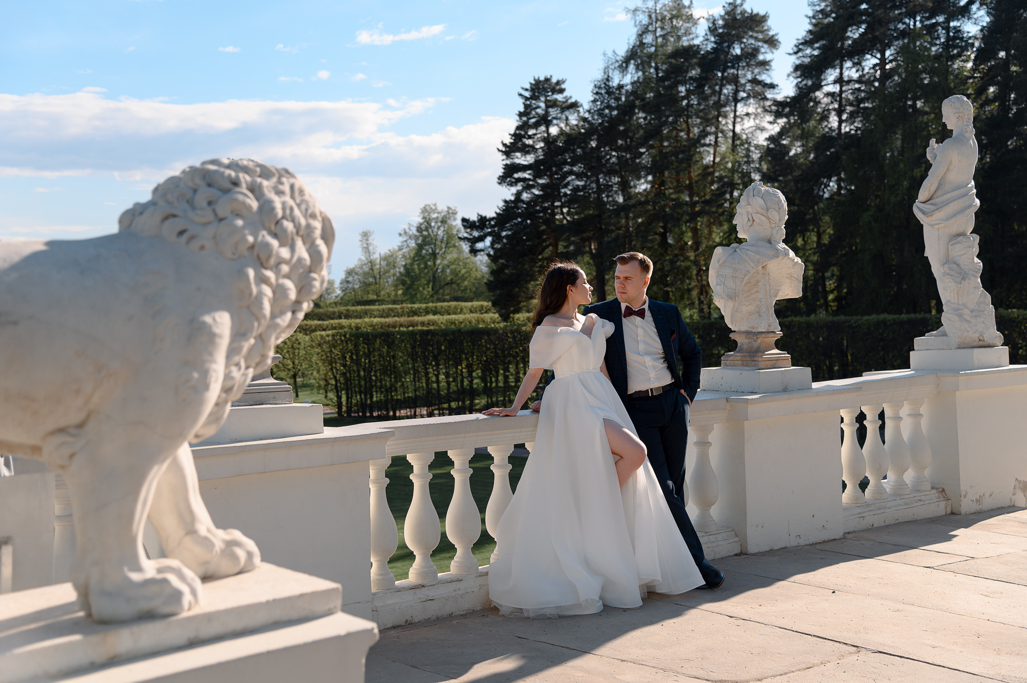 Жених и невеста стоят возле шикарной усадьбы на фотосессии в Москве.