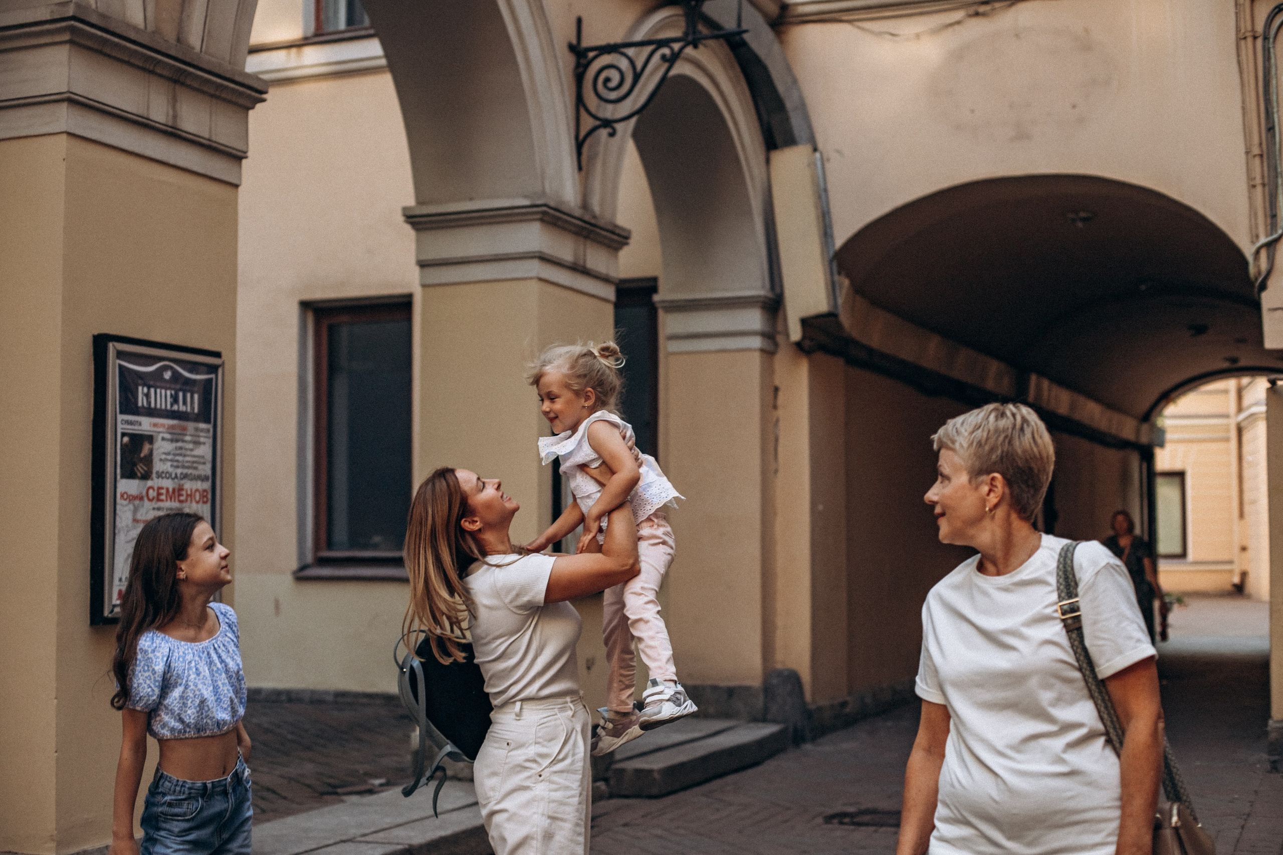 Дарья с семьей в июне. Фотопрогулка в Петербурге. Индивидуальный и семейный фотограф в Санкт-Петербурге