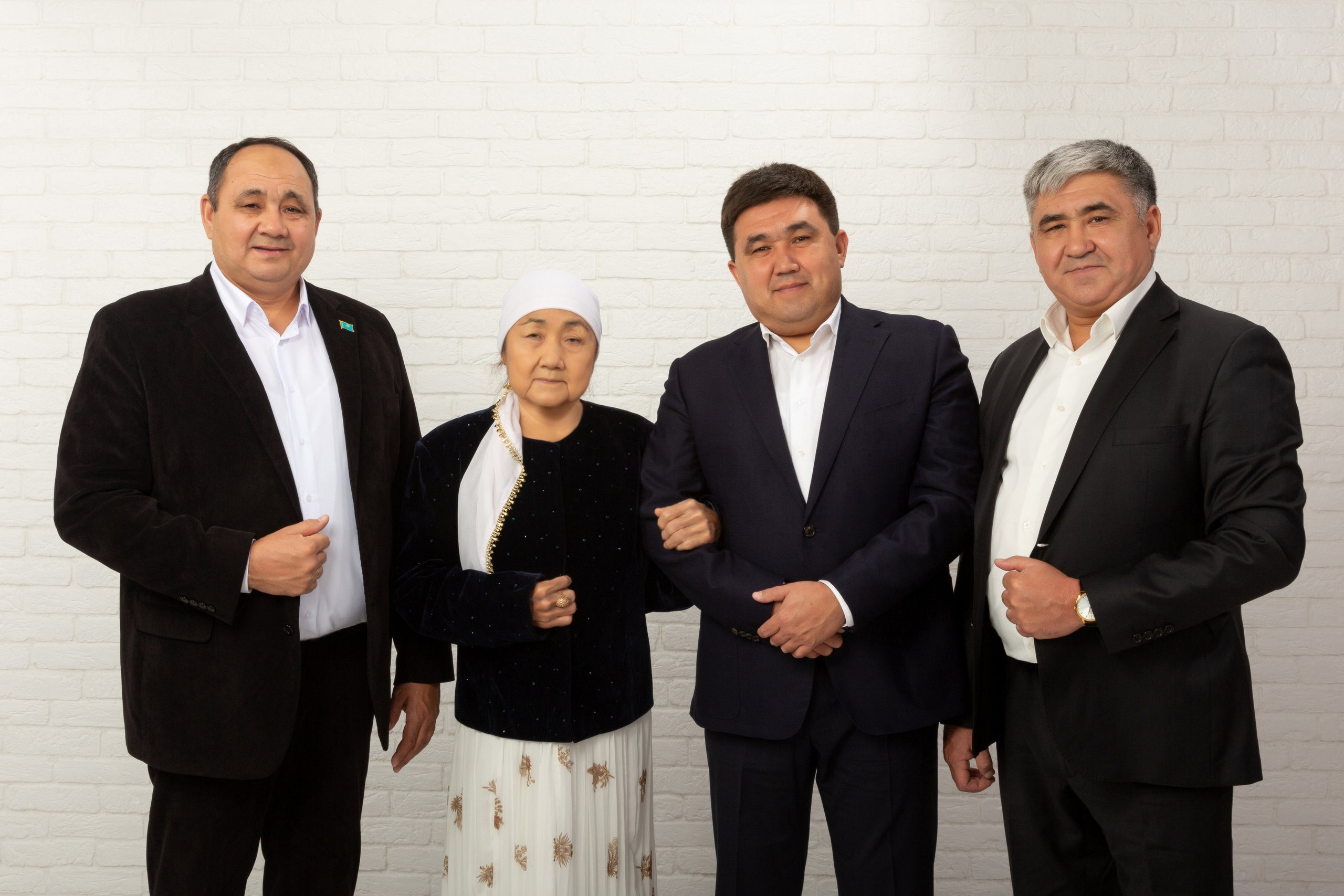 Фотосессия для большой семьи Алматы. Фотостудия Алматы. Семейная и детская фотостудия Family studio.Фотограф Алматы