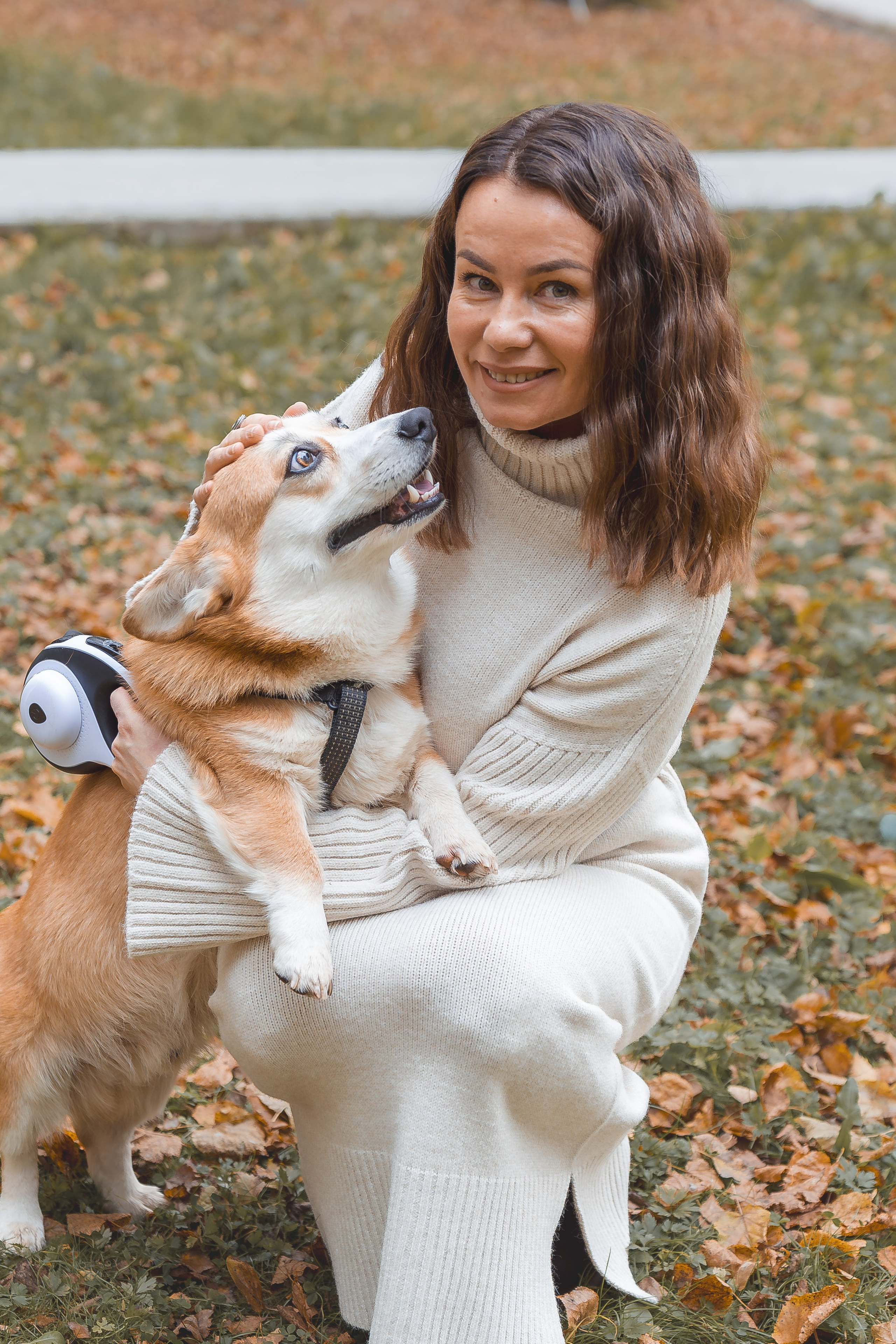 фотография молодой девушки осенью с корги