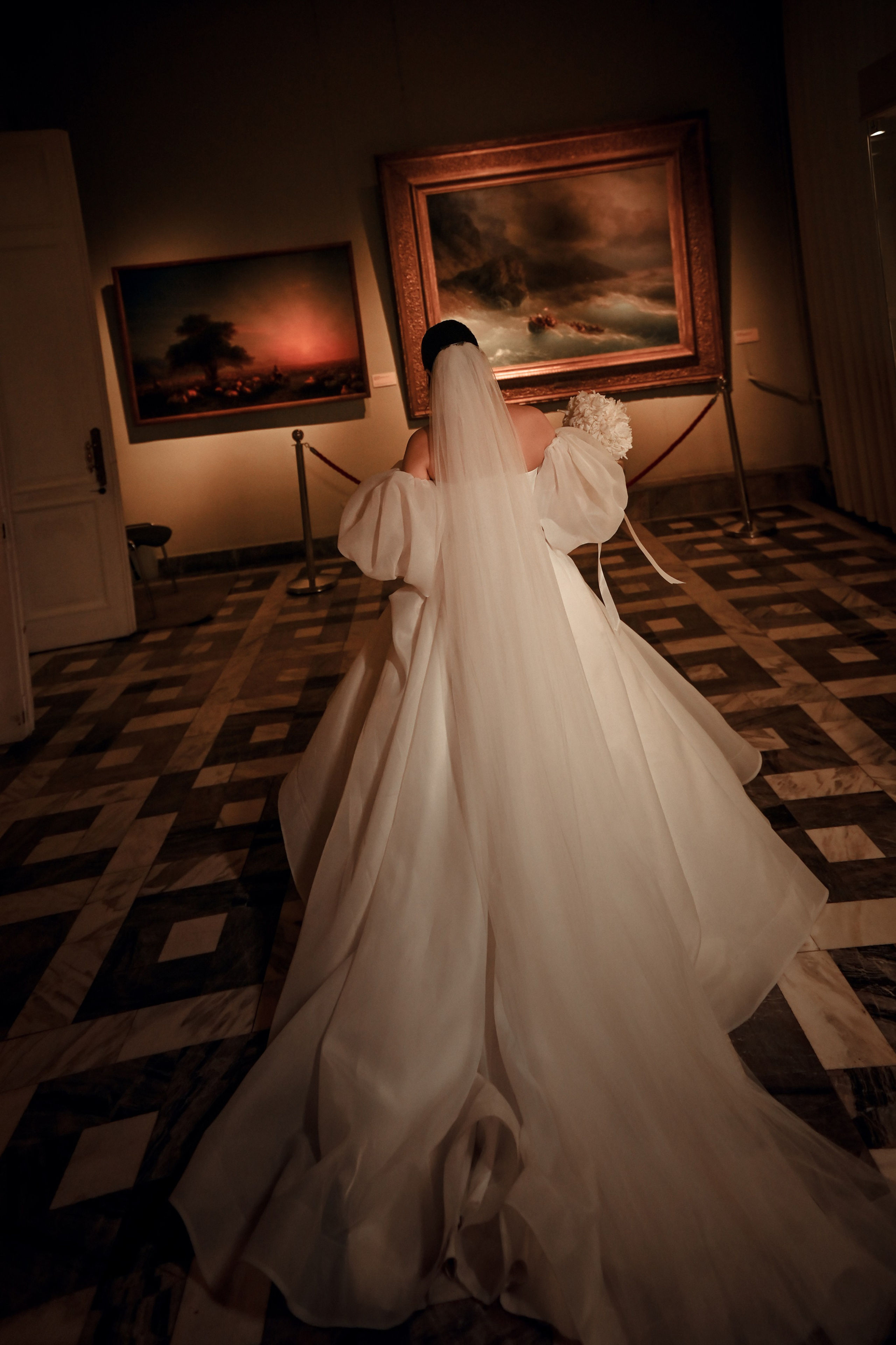 Небольшая свадебная серия в музее и прогулкой под дождем Эльмиры и Ризата. Свадебный, семейный, детский, контент фотограф в Омске Максим Ильин