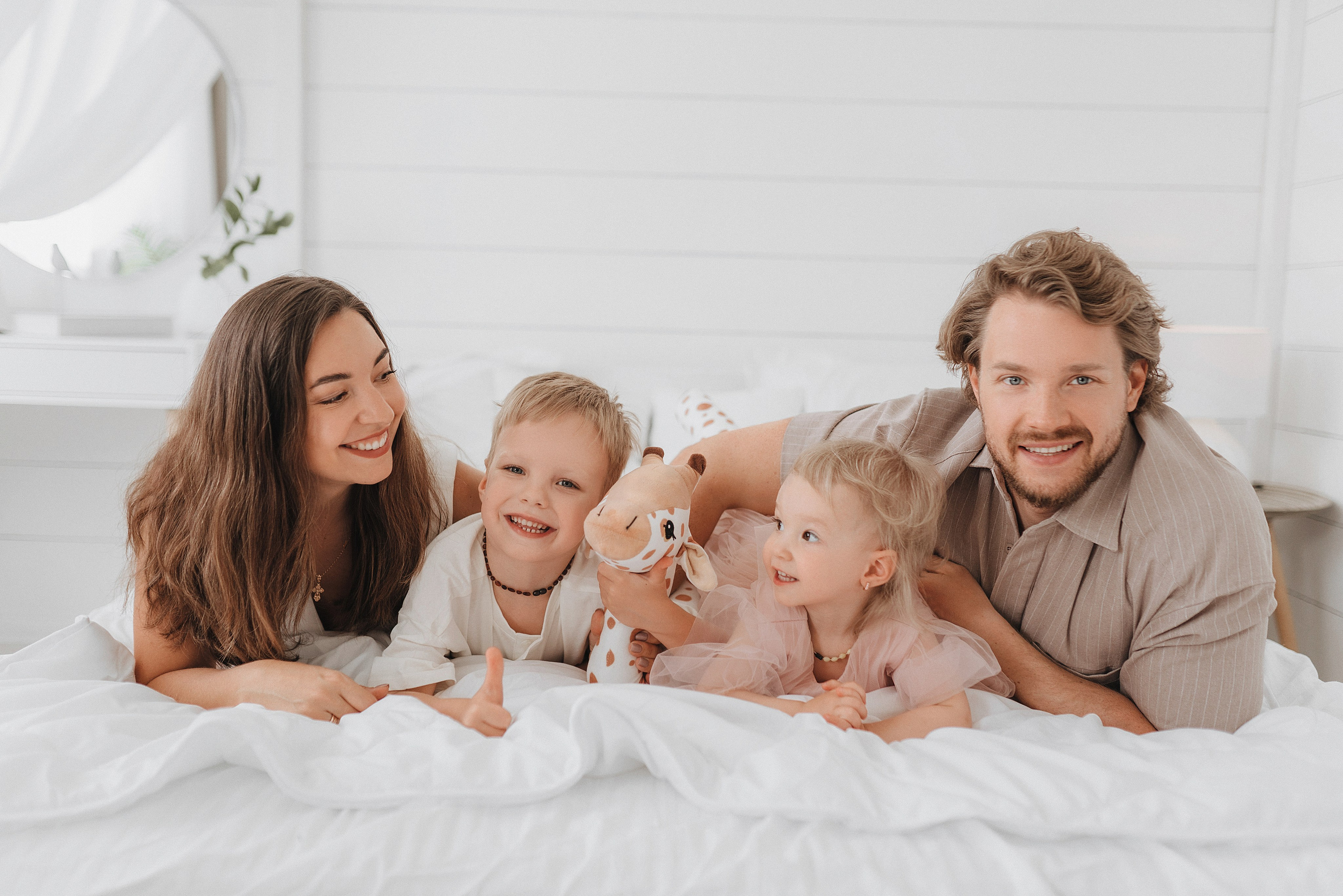 Семейная фотосессия, мама, сын, дочь, папа, светлый фон