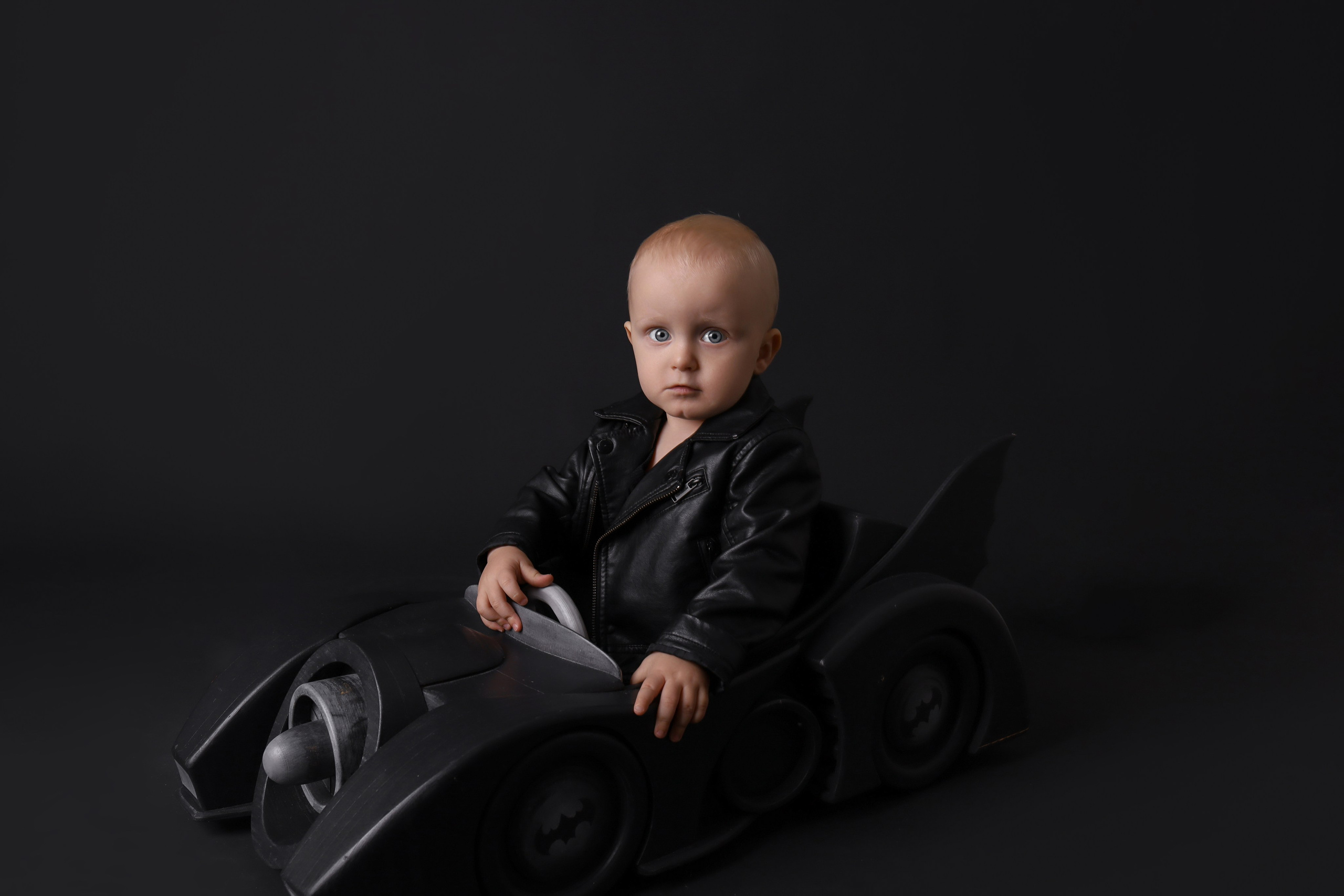 Бэтмобиль. Фотограф новорожденных и детский фотограф в Новосибирске