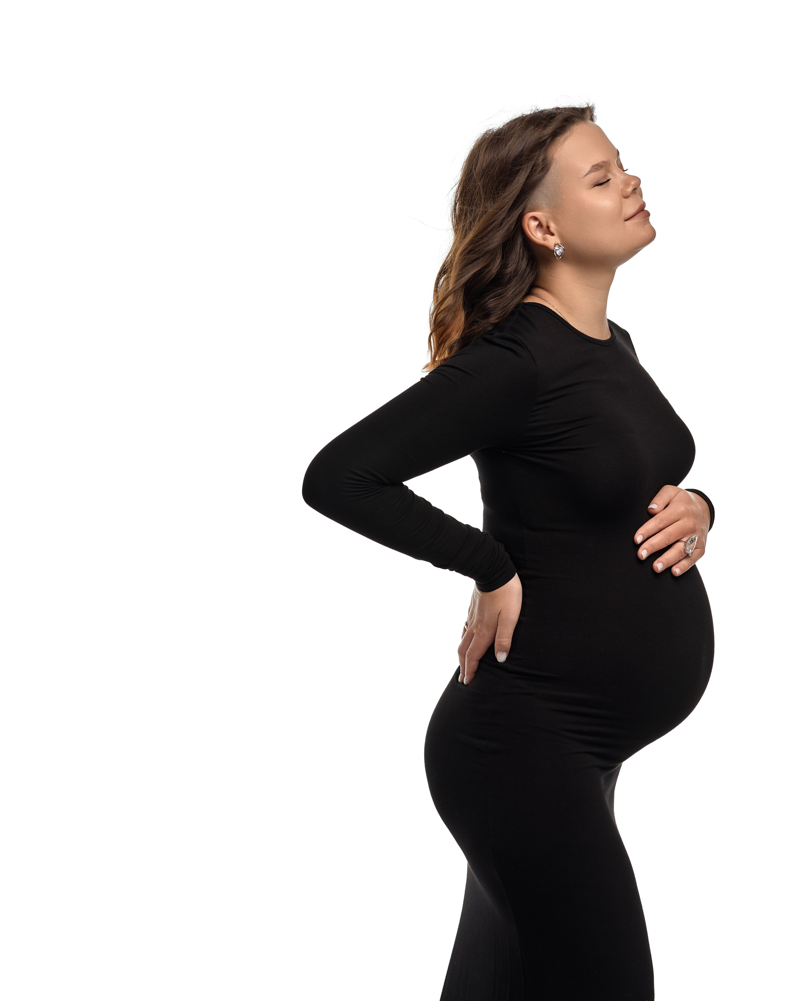 Фотография беременности в Красноярске — беременная в черном платье, студийный портрет, съемка для будущих мам