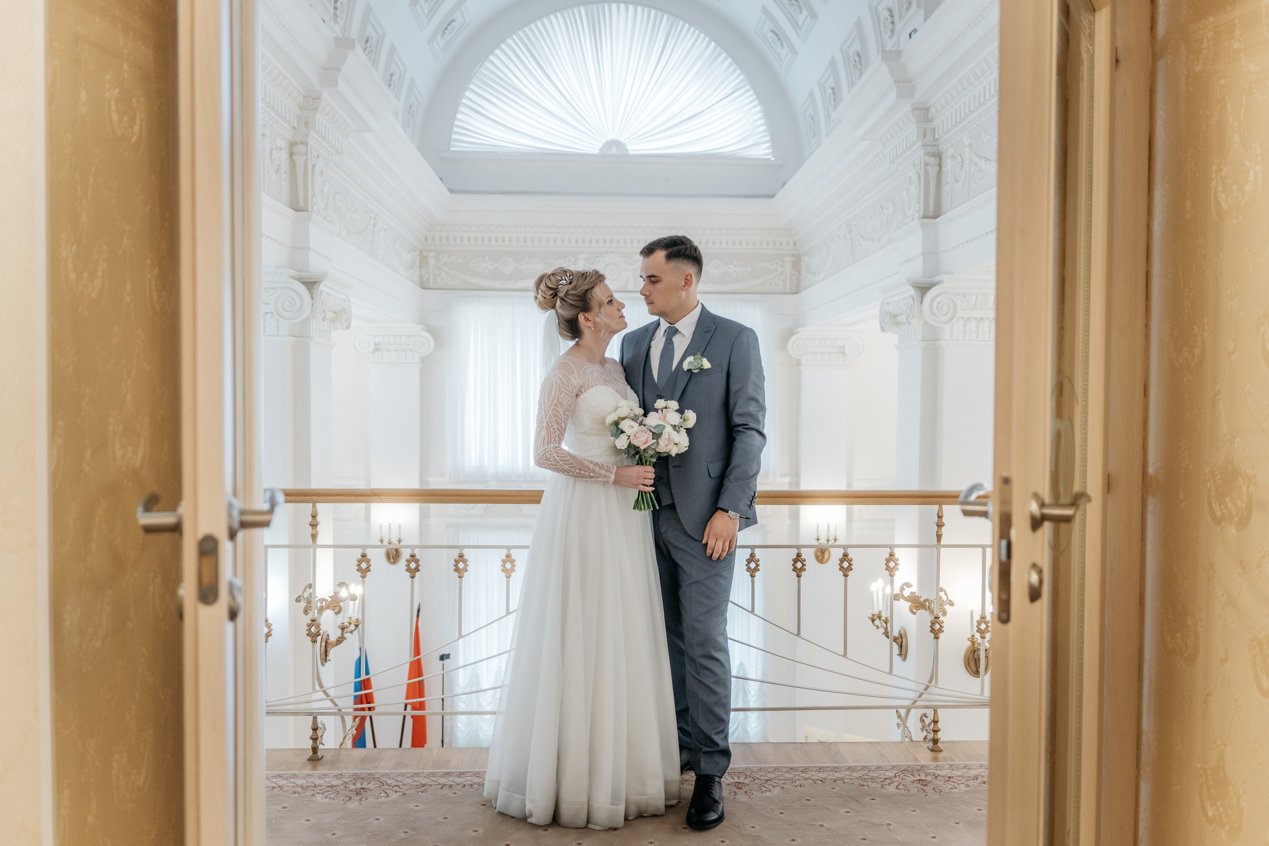 жених и невеста на балконе в загсе адмиралтейского района на свадебной фотосессии