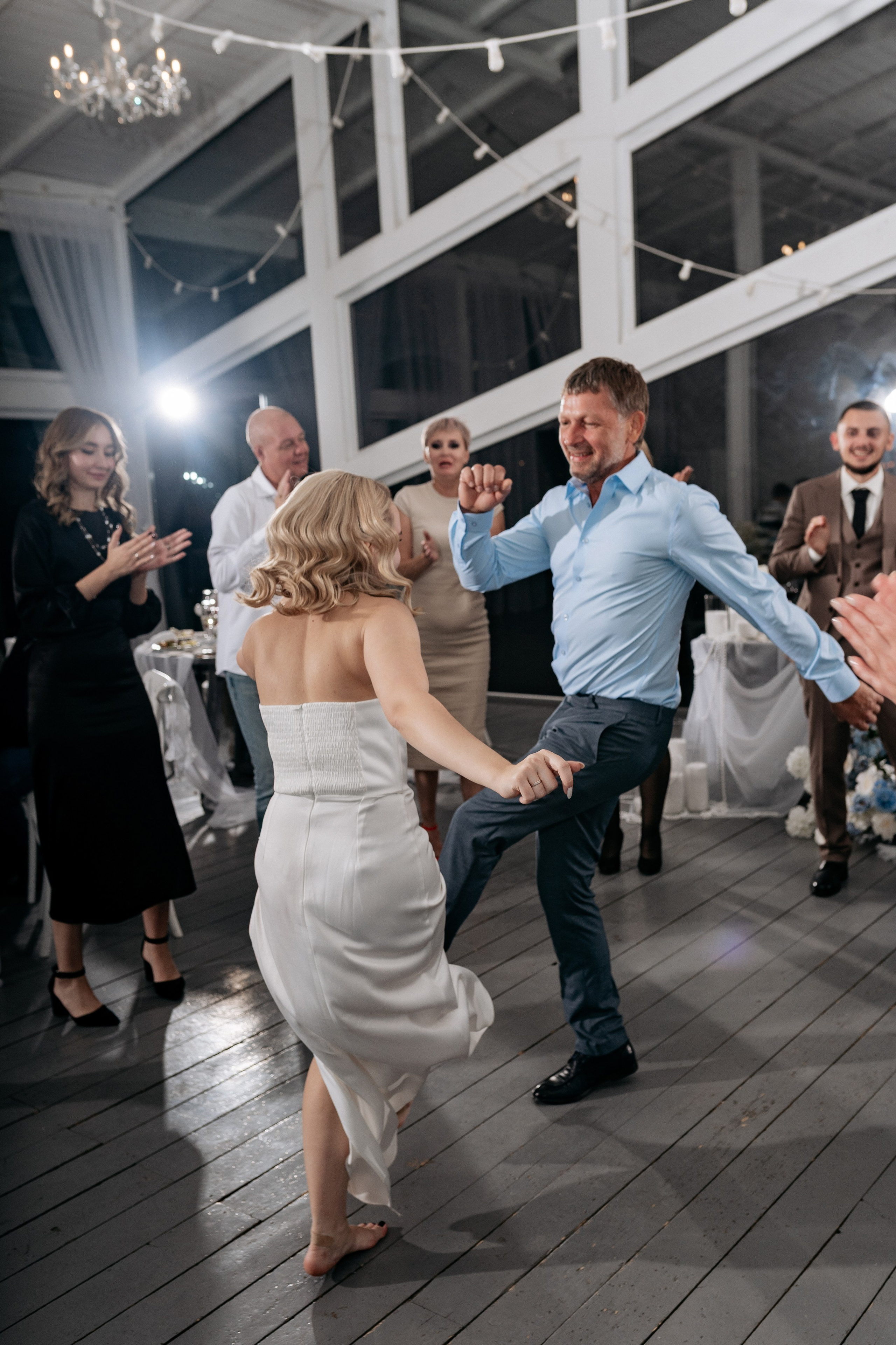  Фотограф Геленджик снимает танцы гостей на берегу моря, свадебная репортажная съёмка. 