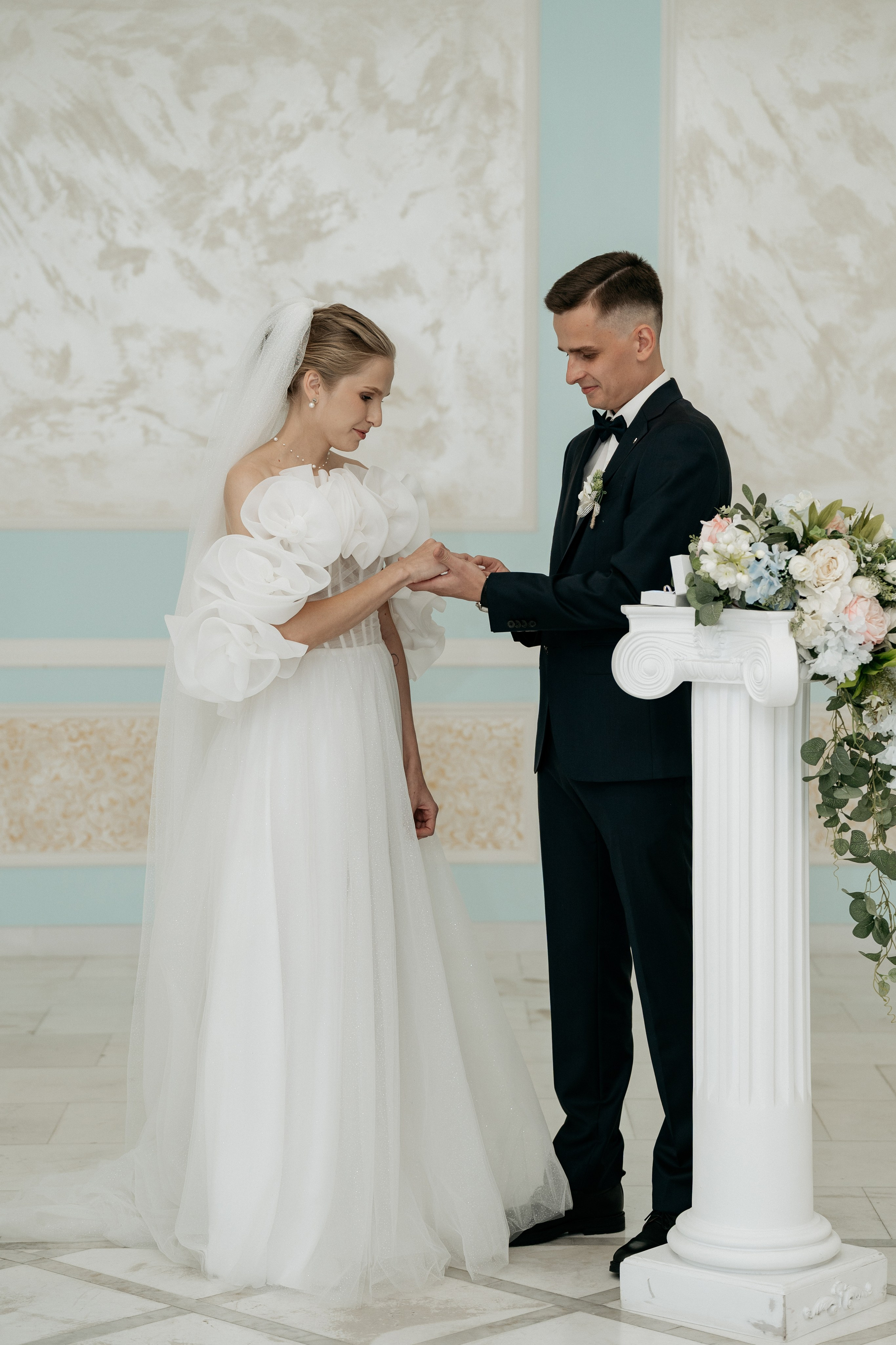 Момент надевания колец - фотограф Новороссийск, ЗАГС Новороссийск.