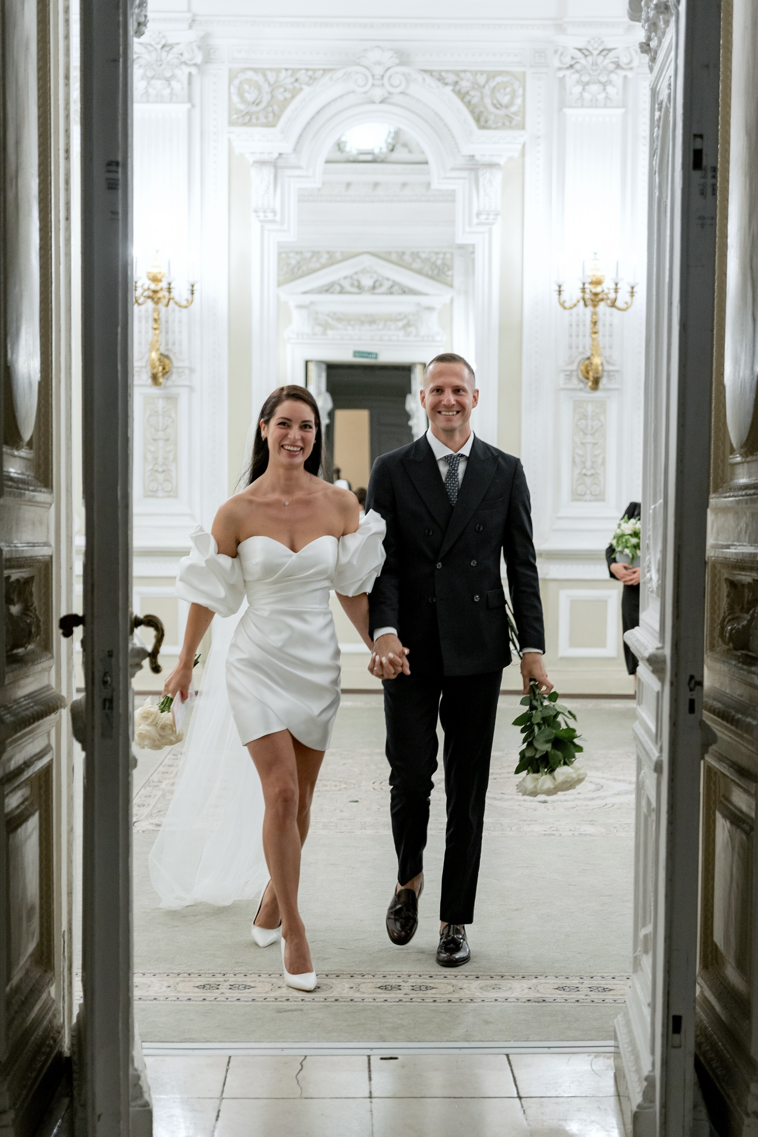 Сборы в квартире, прогулка под дождем и роспись во Дворце № 1. Свадебный фотограф Александр Невский в Санкт-Петербурге