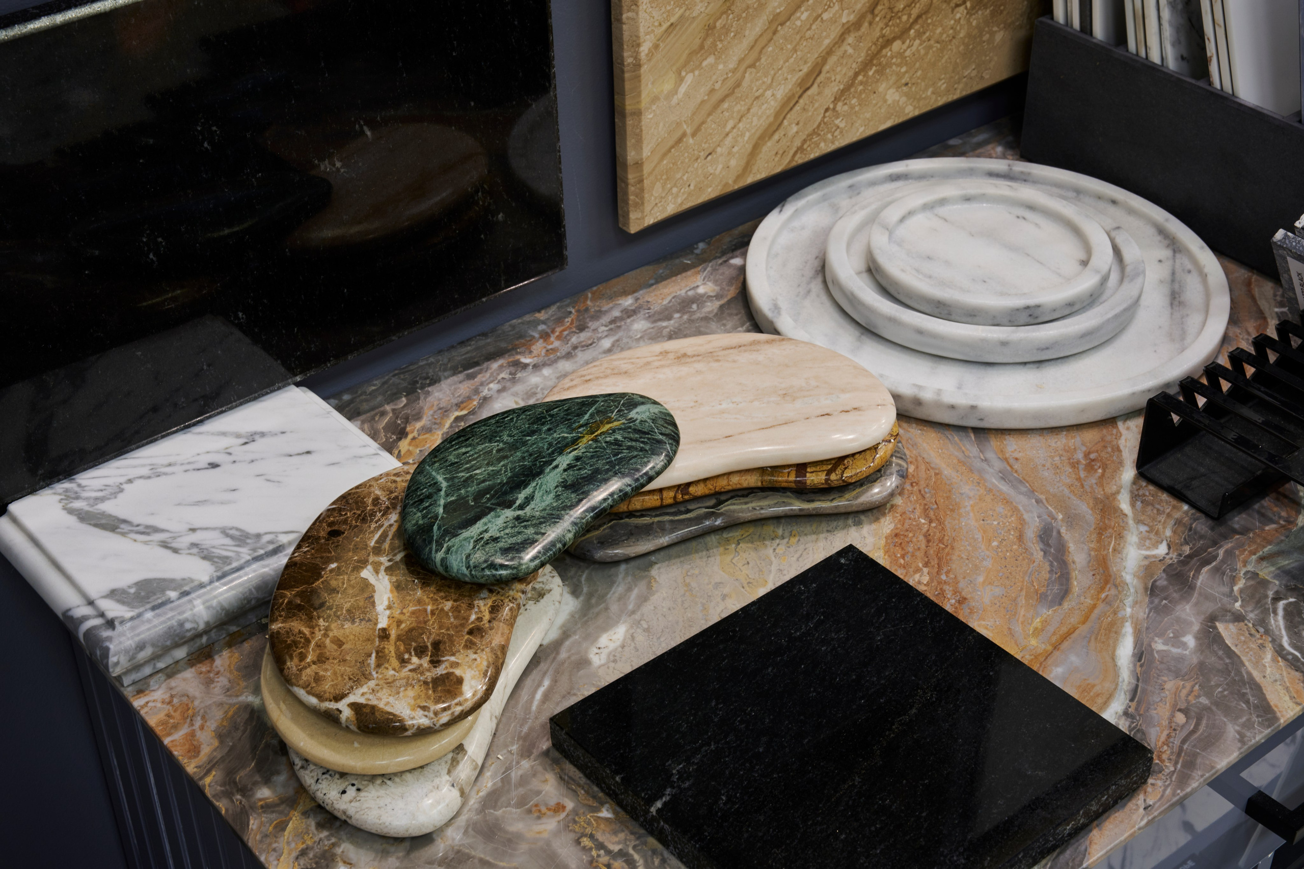 Подбор материалов на столе: образцы камня и инструменты