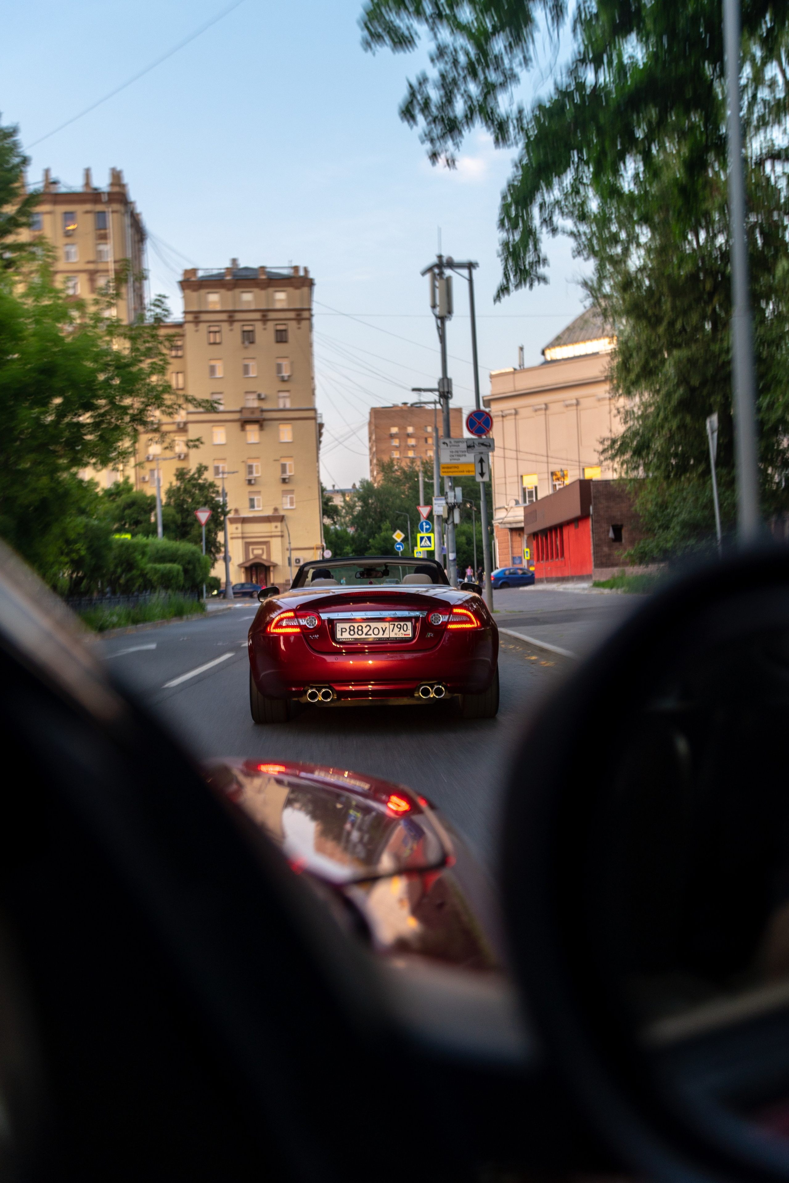 Фотосъемка в кабриолете по улицам Москвы на Jaguar. Жуков Илья  свадебный фотограф в Москве