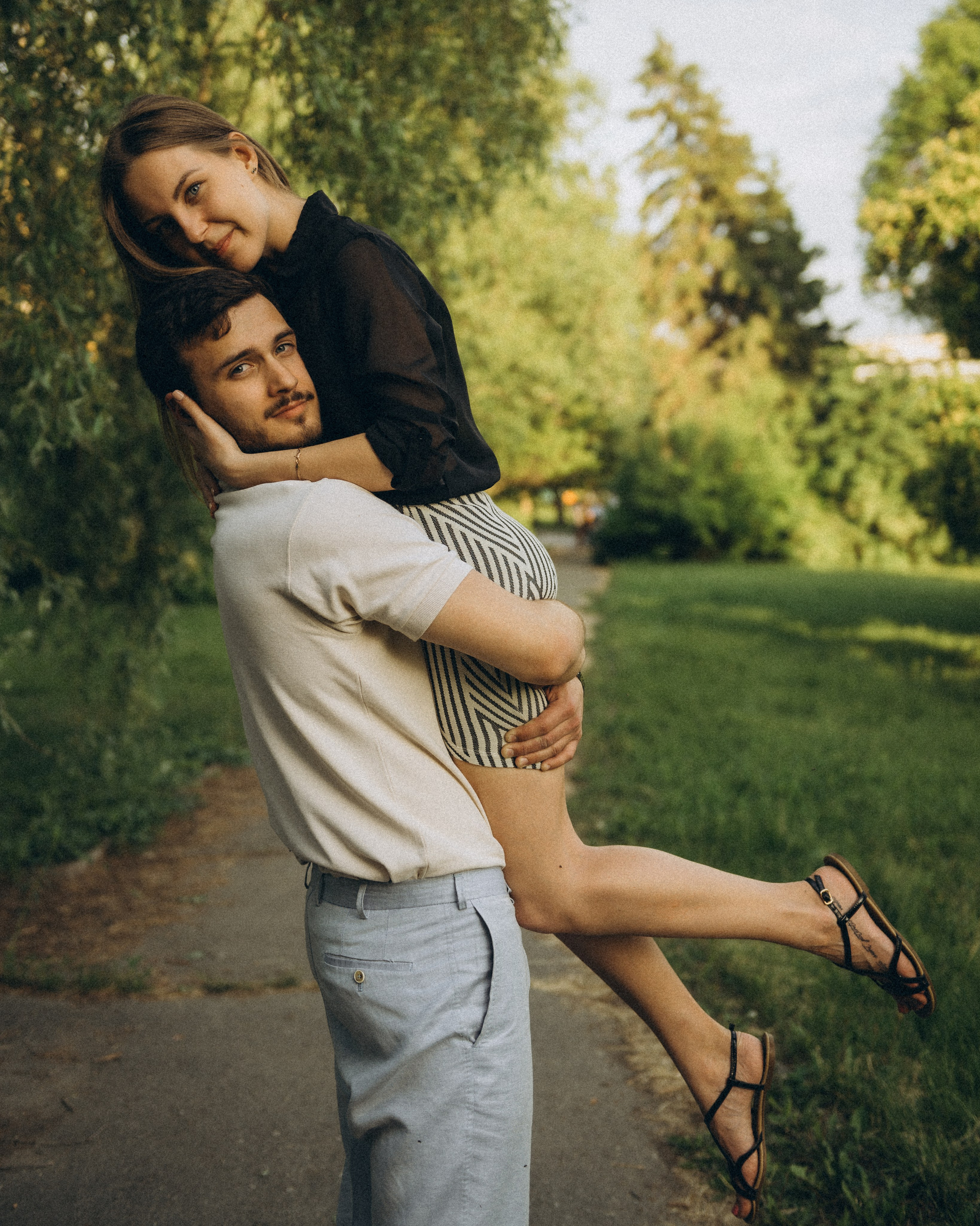 Он держит её на руках, счастливая пара на аллее набережной. Летняя лайфстайл-съемка в Новосибирске, фото Василий Дан.