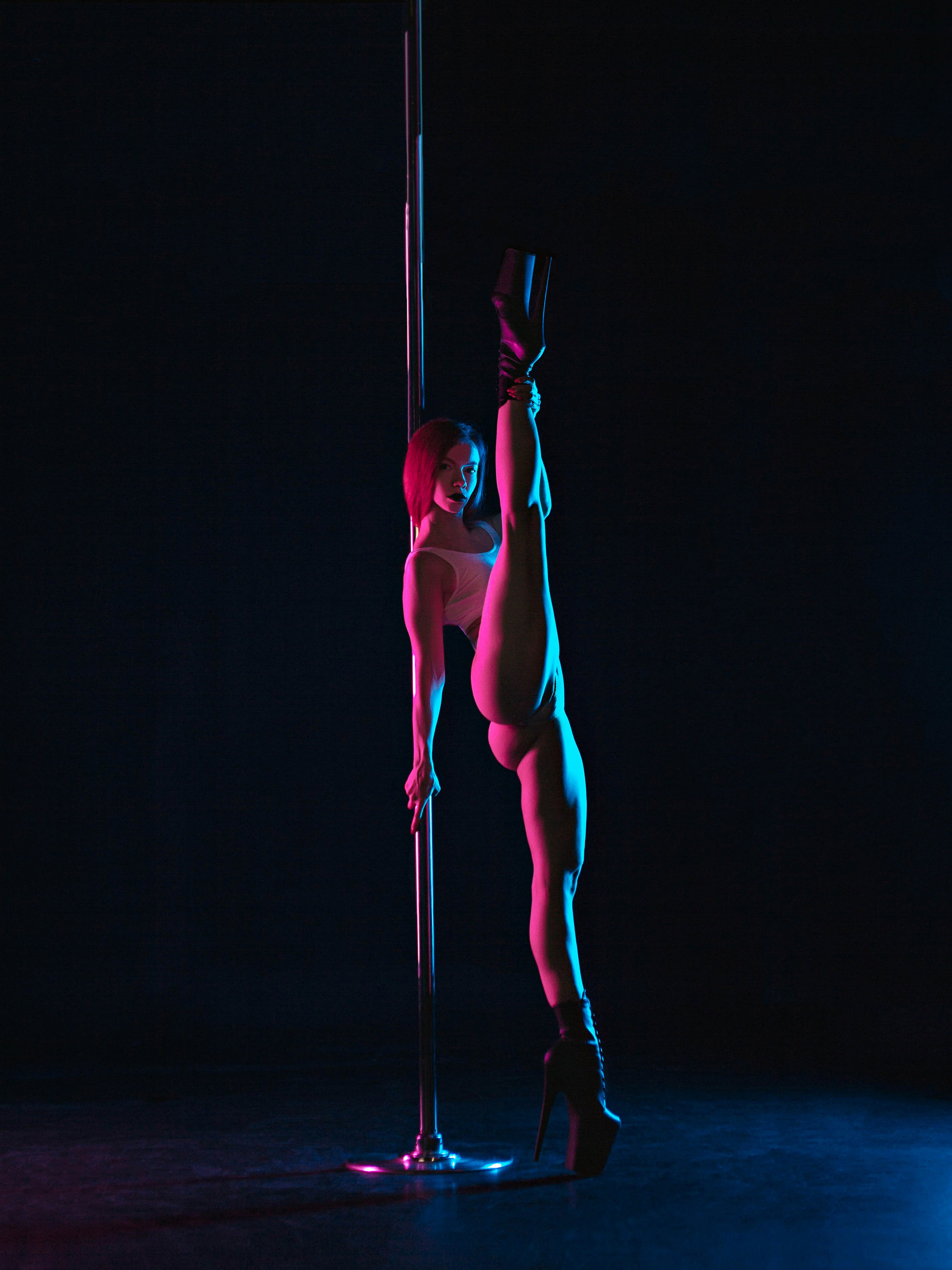 Pole dance (Цветной свет). Фотограф Диана Лысанова