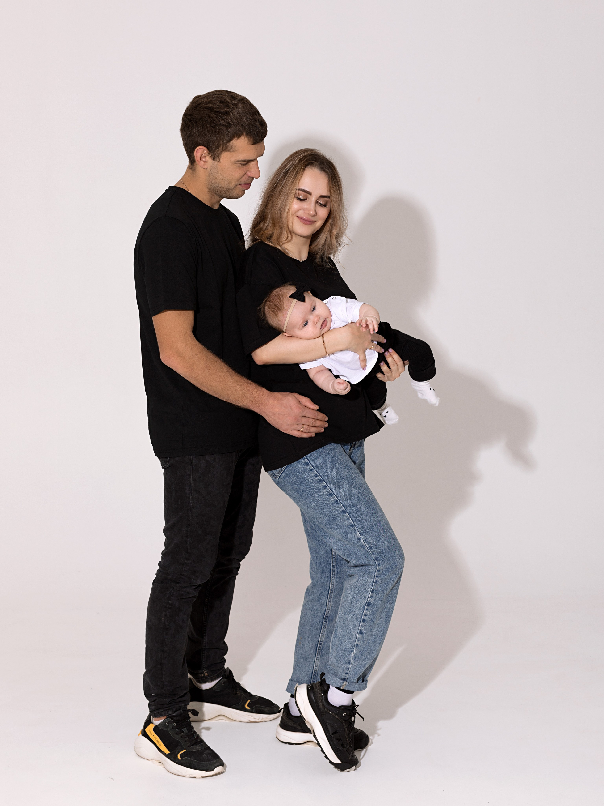 Образ в футболках и джинсах для семьи