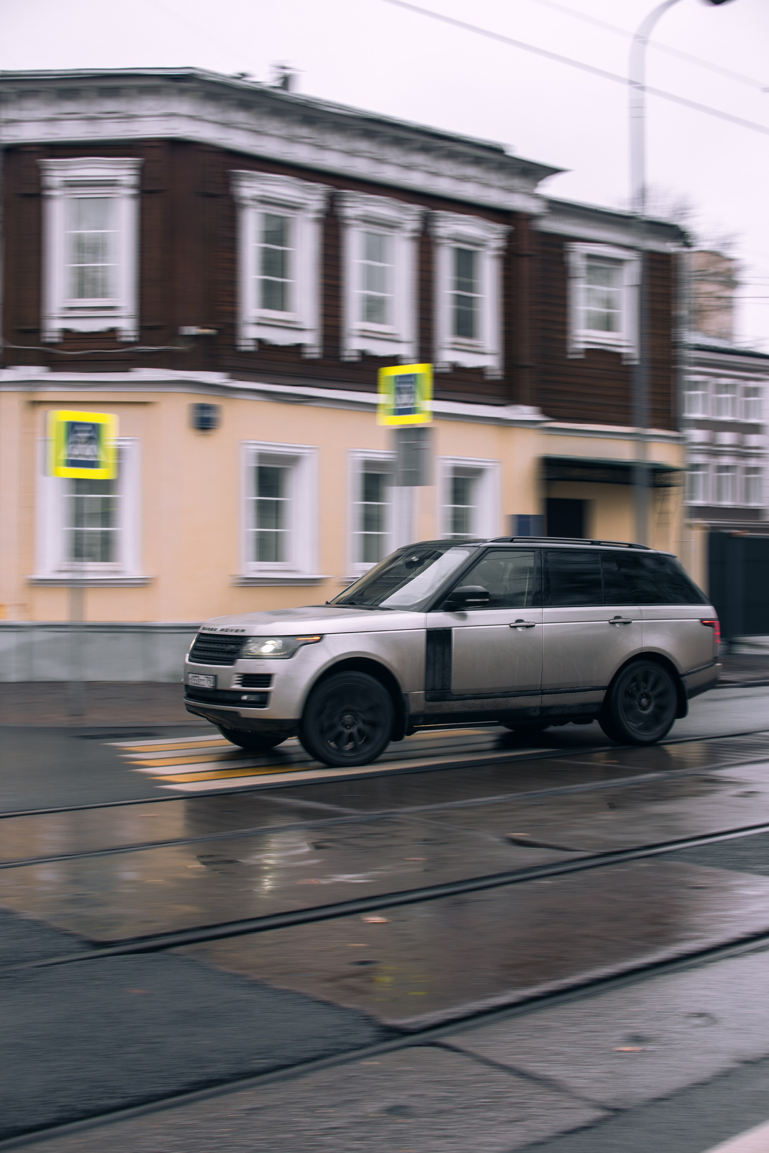 Range Rover в центре Москвы. Жуков Илья  свадебный фотограф в Москве