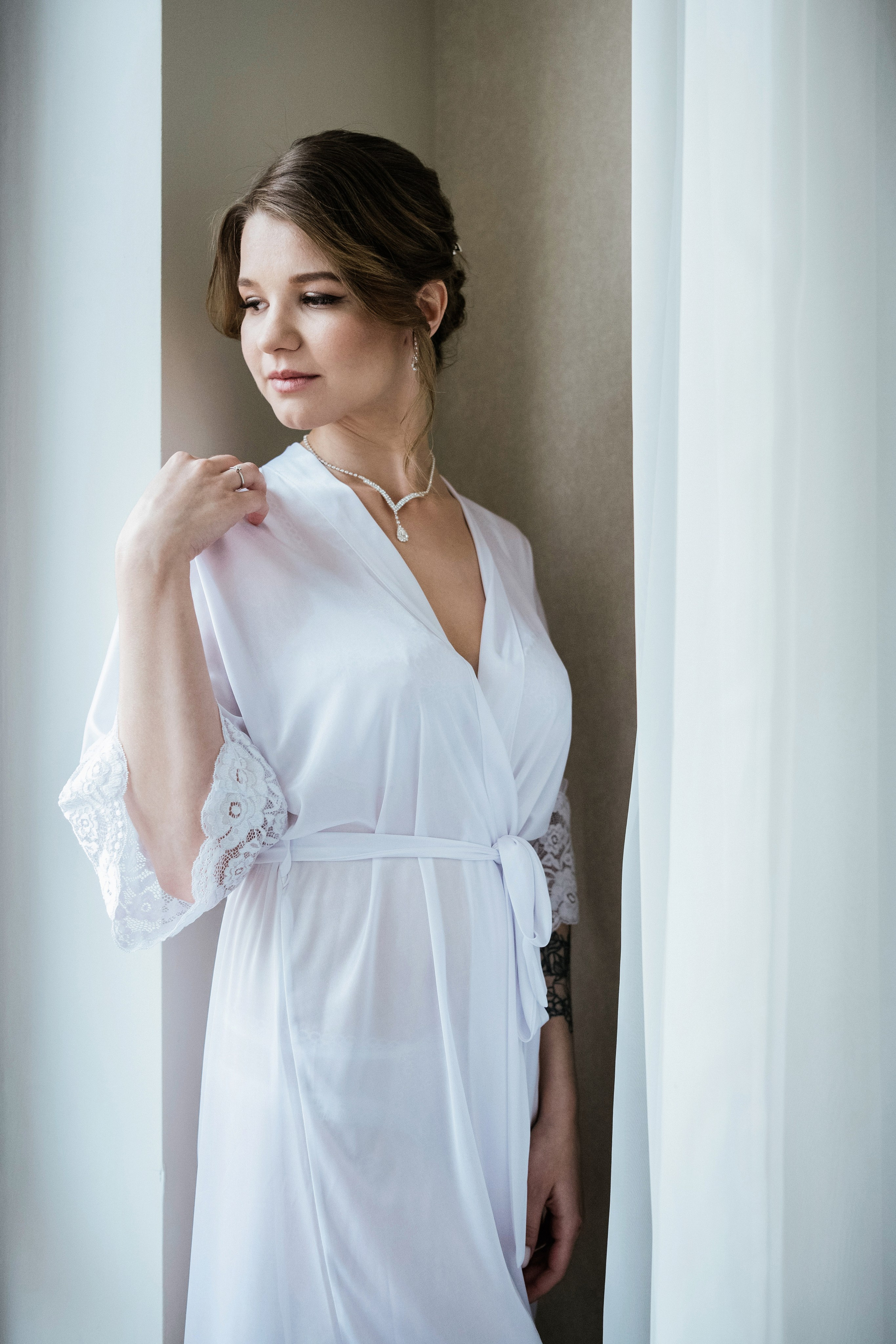 Утро невесты в халате перед зеркалом — свадебная съёмка