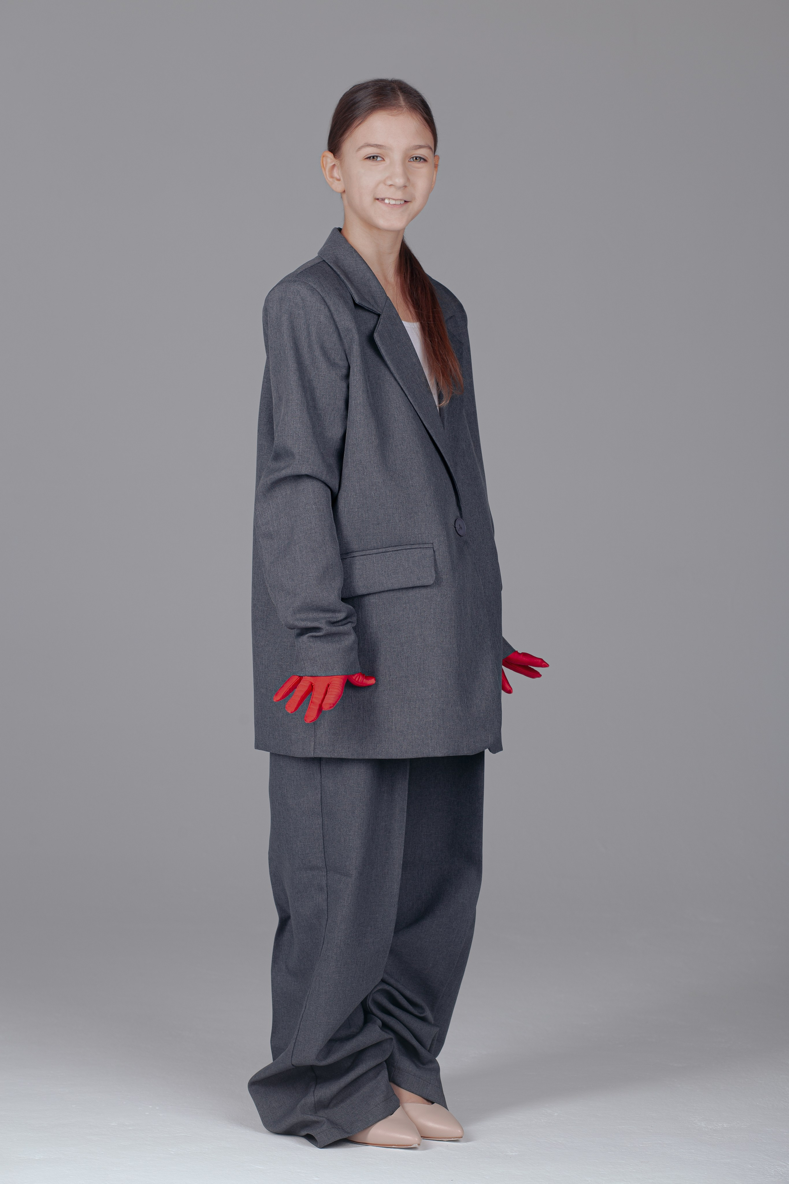 Детская фэшн фотосессия девочки в мамином костюме и маминых туфлях.