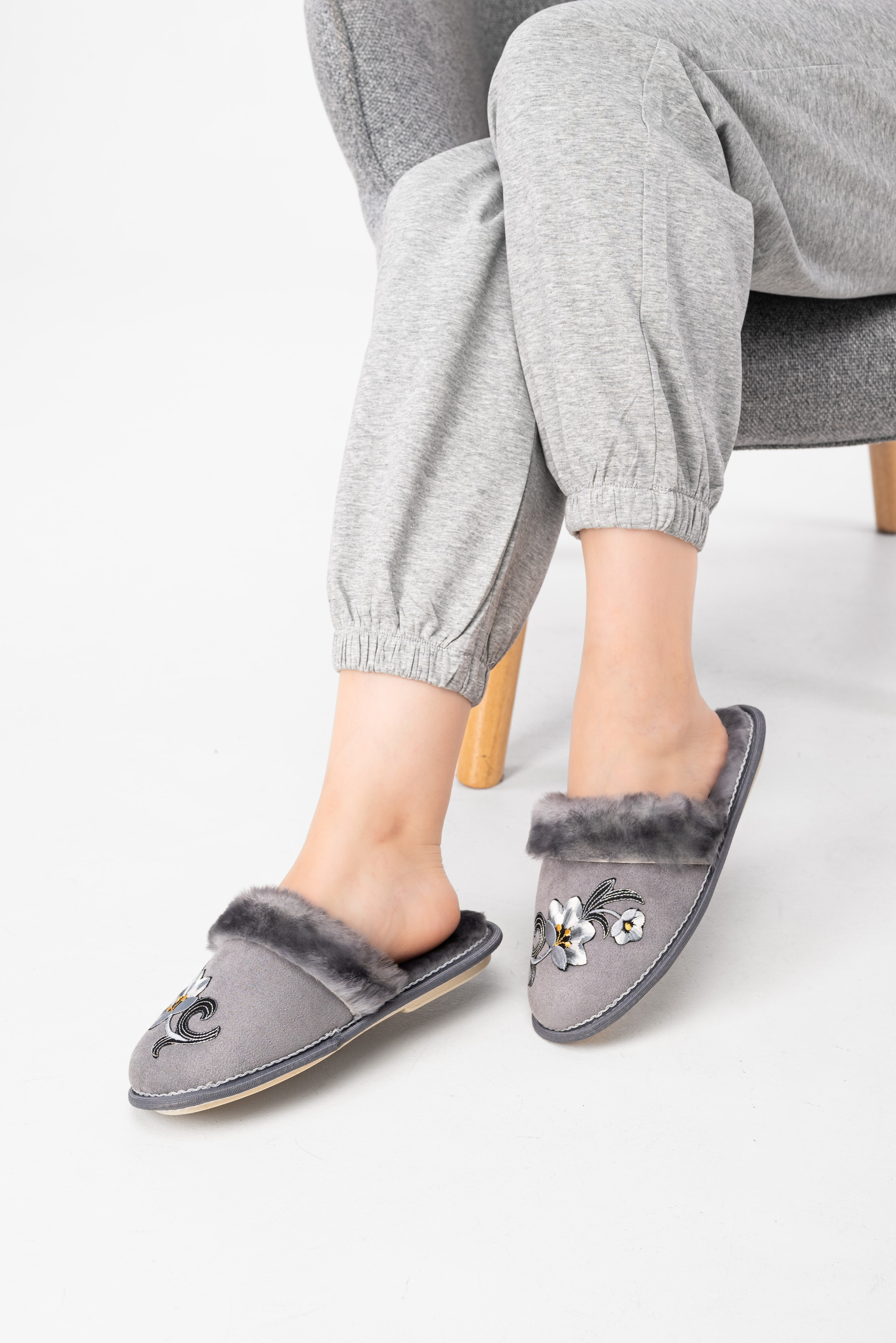 Тапочки и чуни. Предметный фотограф, фото для маркетплейсов Пятигорск, КМВ