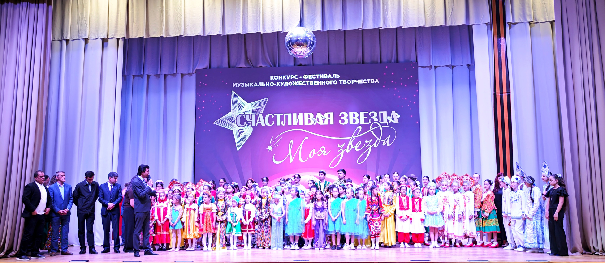 1 ноября 2025 г, г. Бохтар, Таджикистан. Золотое яблочко