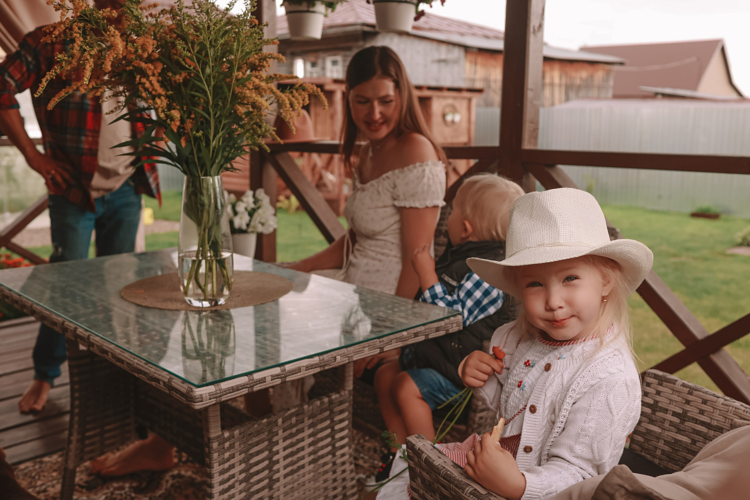 У дома. Семейный фотограф Тюмень, фотограф на роды Салмина Мария