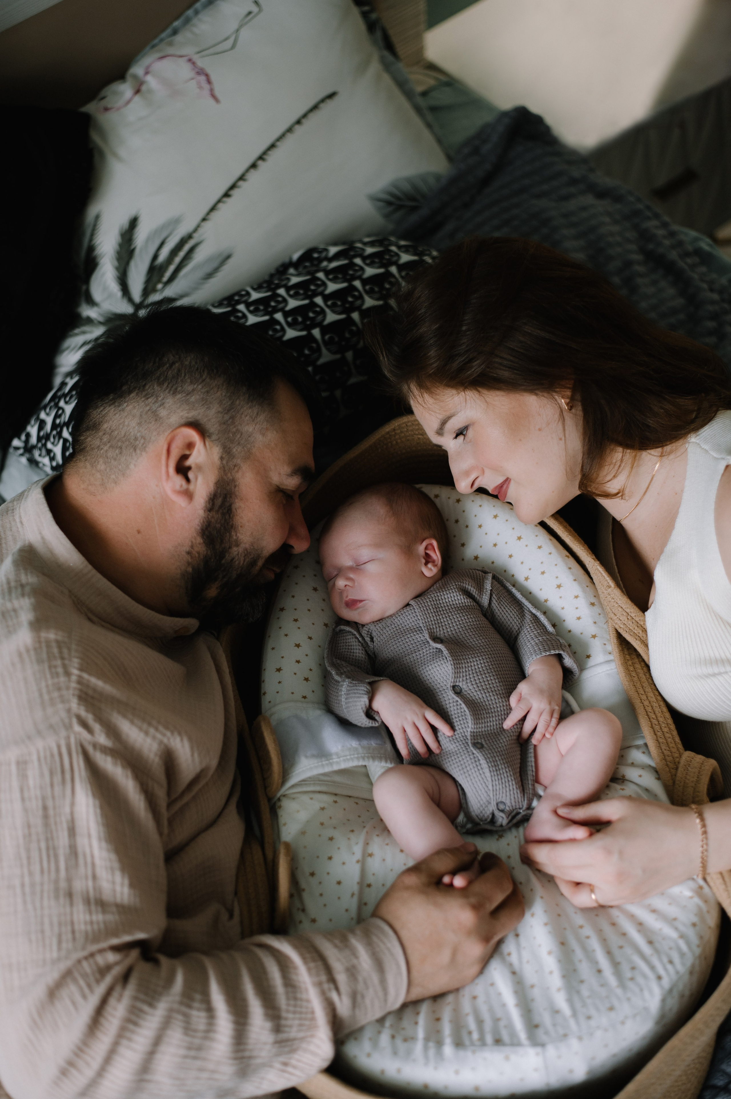 Семейная домашняя фотосессия с новорожденным. Семейный и свадебный фотограф в Москве Татьяна Николаева