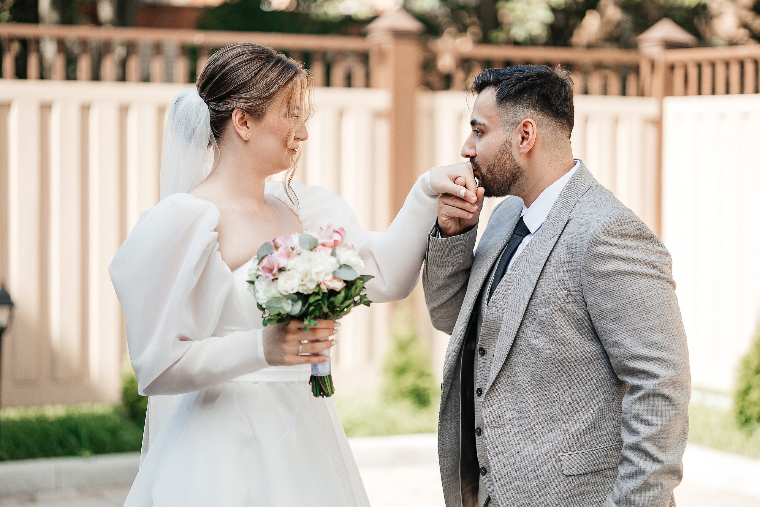 Свадебная фотосессия пары в номере отеля. Олег Сверчков | Свадебный фотограф Вологда