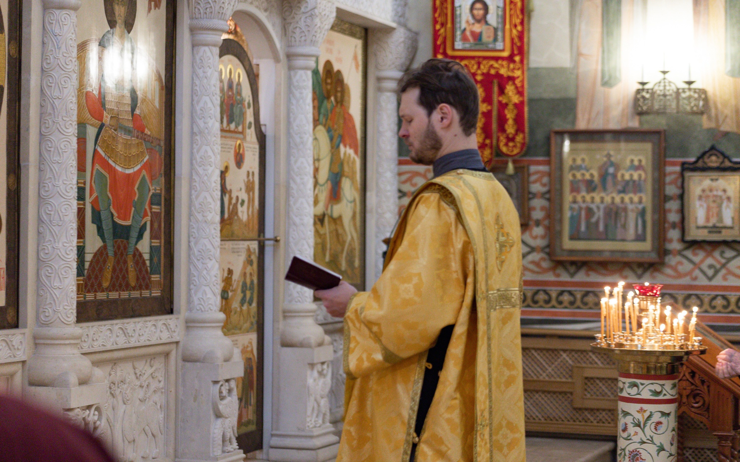 Праздничное богослужение Святителю Николаю 19 декабря. Интерьерный фотограф в Москве Роман Потапов