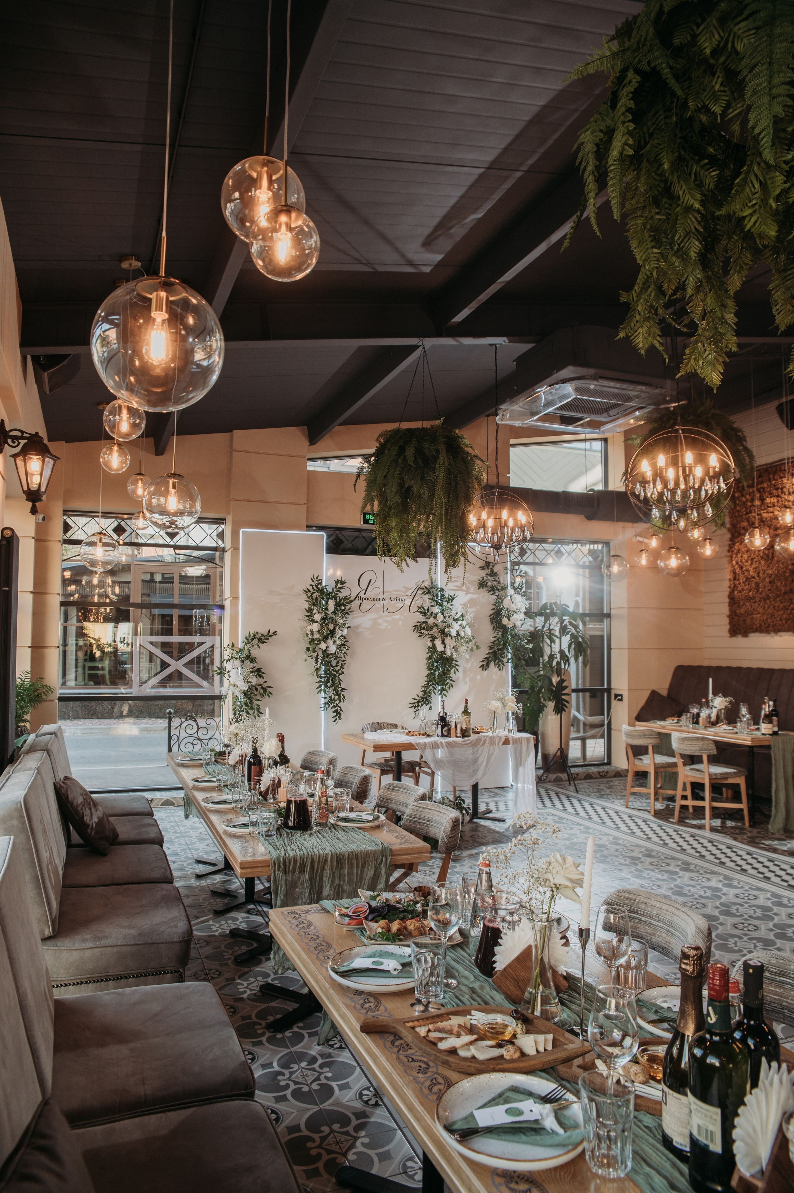 Свадебная фотосессия в Завидово гольф поле с утром невесты и красивым свадебным банкетом. Свадебный фотограф в Твери, Москве и Санкт-Петербурге Денисова Екатерина