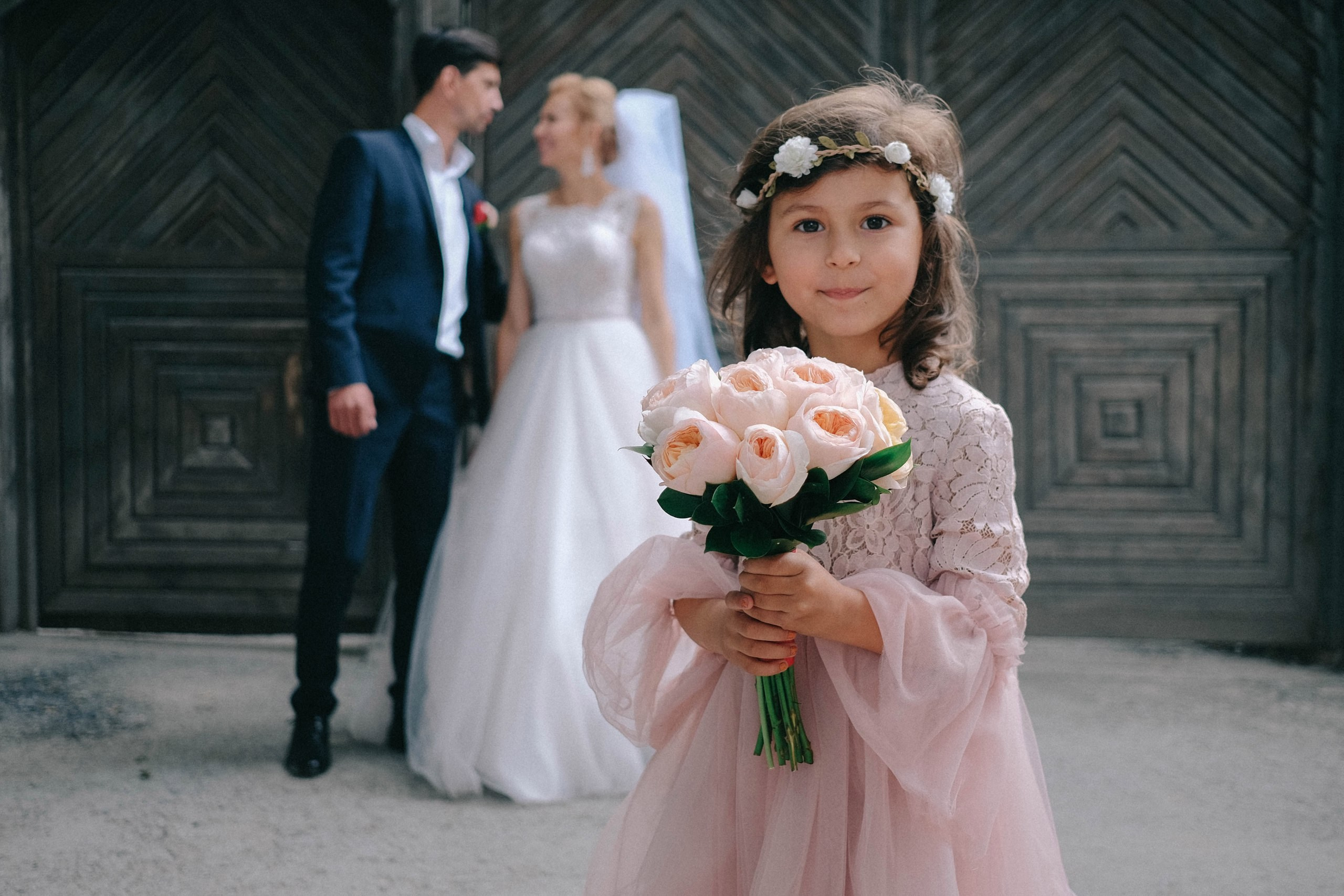 Ребенок с букетом невесты, трогательные кадры, свадьба НСК