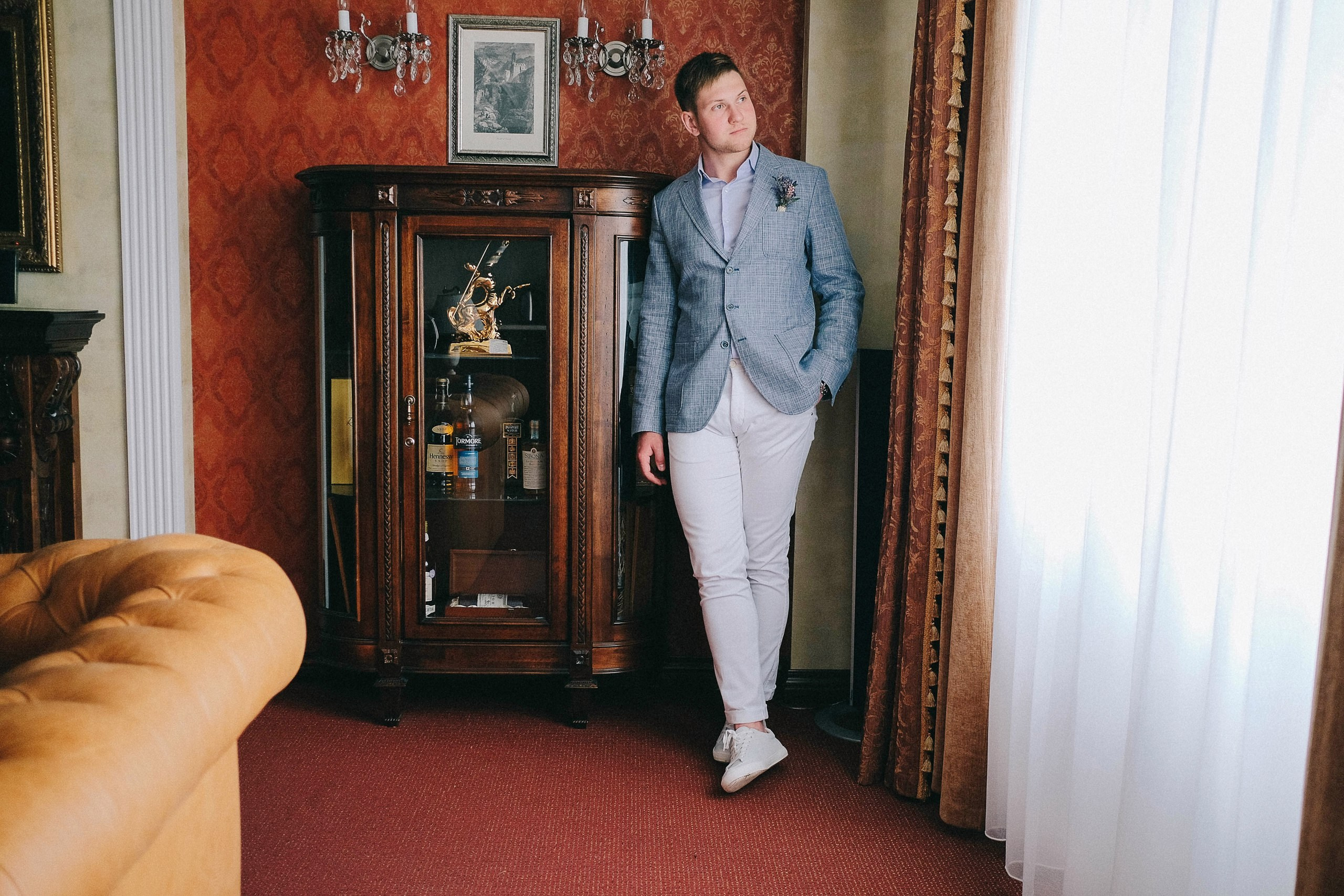 Фотография жениха в ожидании, свадебный фотограф НСК