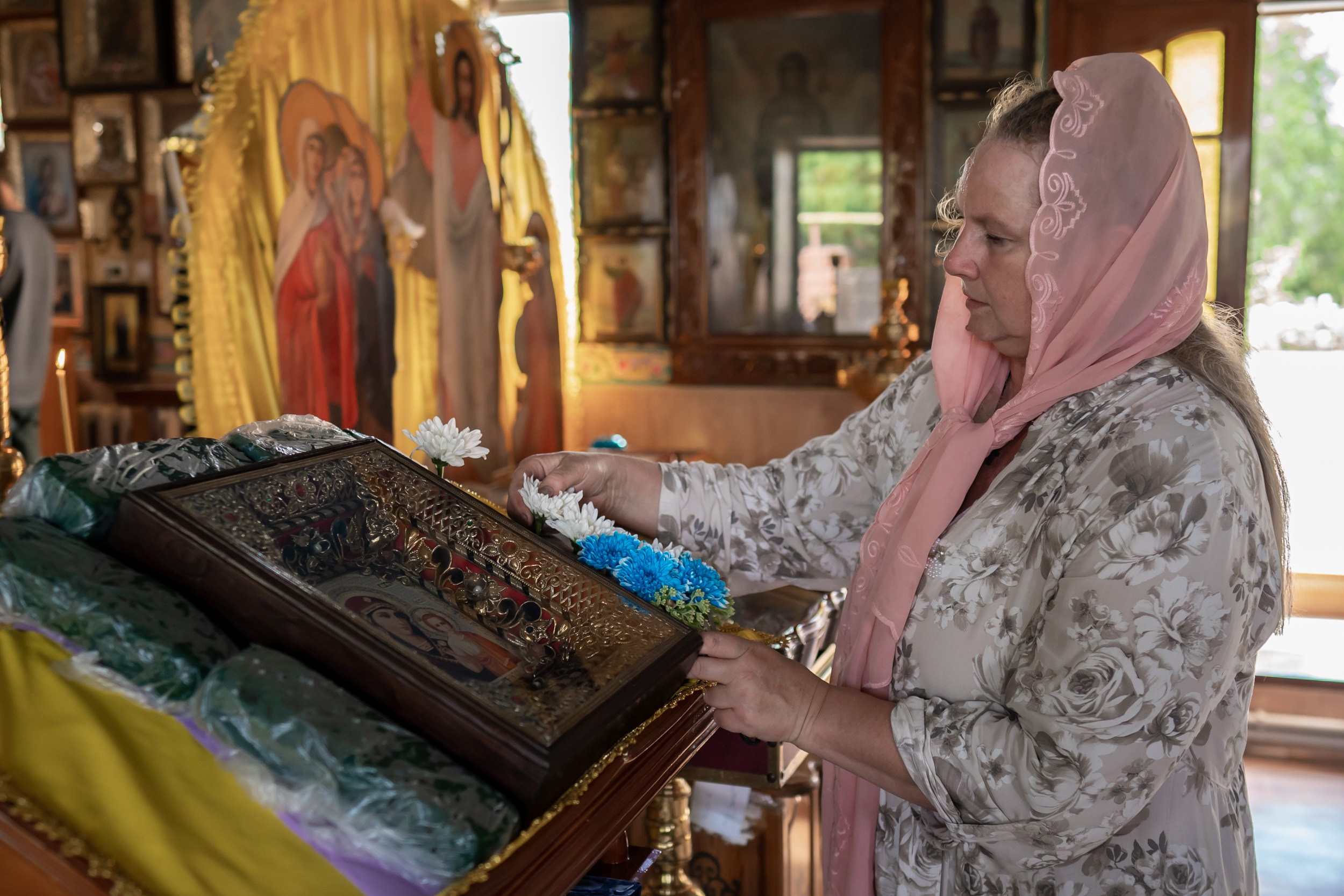 Праздник в честь иконы Казанской в Никольском храме, г. Первомайск ЛНР. Фотограф Таинств Луганск
