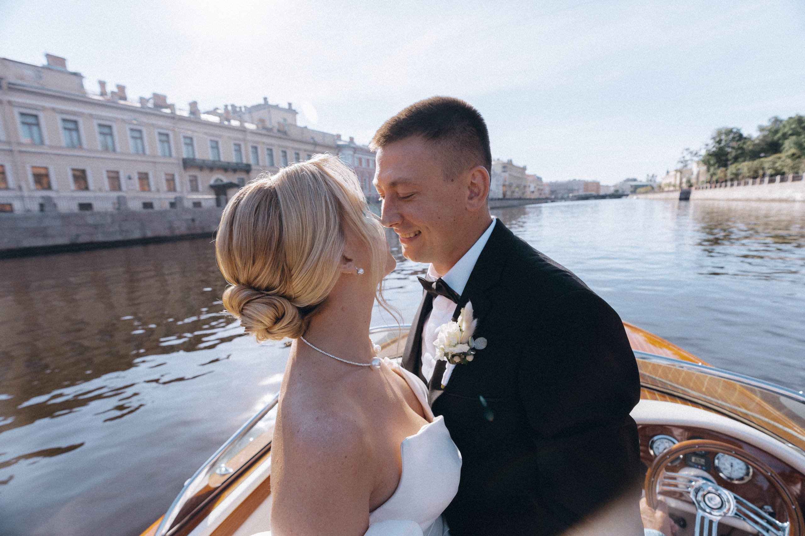 СВАДЕНБНАЯ СЬЕМКА НА КАТЕРЕ ПО КАНАЛАМ САНКТ-ПЕТЕРБУРГА И В АКВАТОРИИ НЕВЫ. Профессиональный фотограф, Санкт-Петербург — Виктория Богомолова