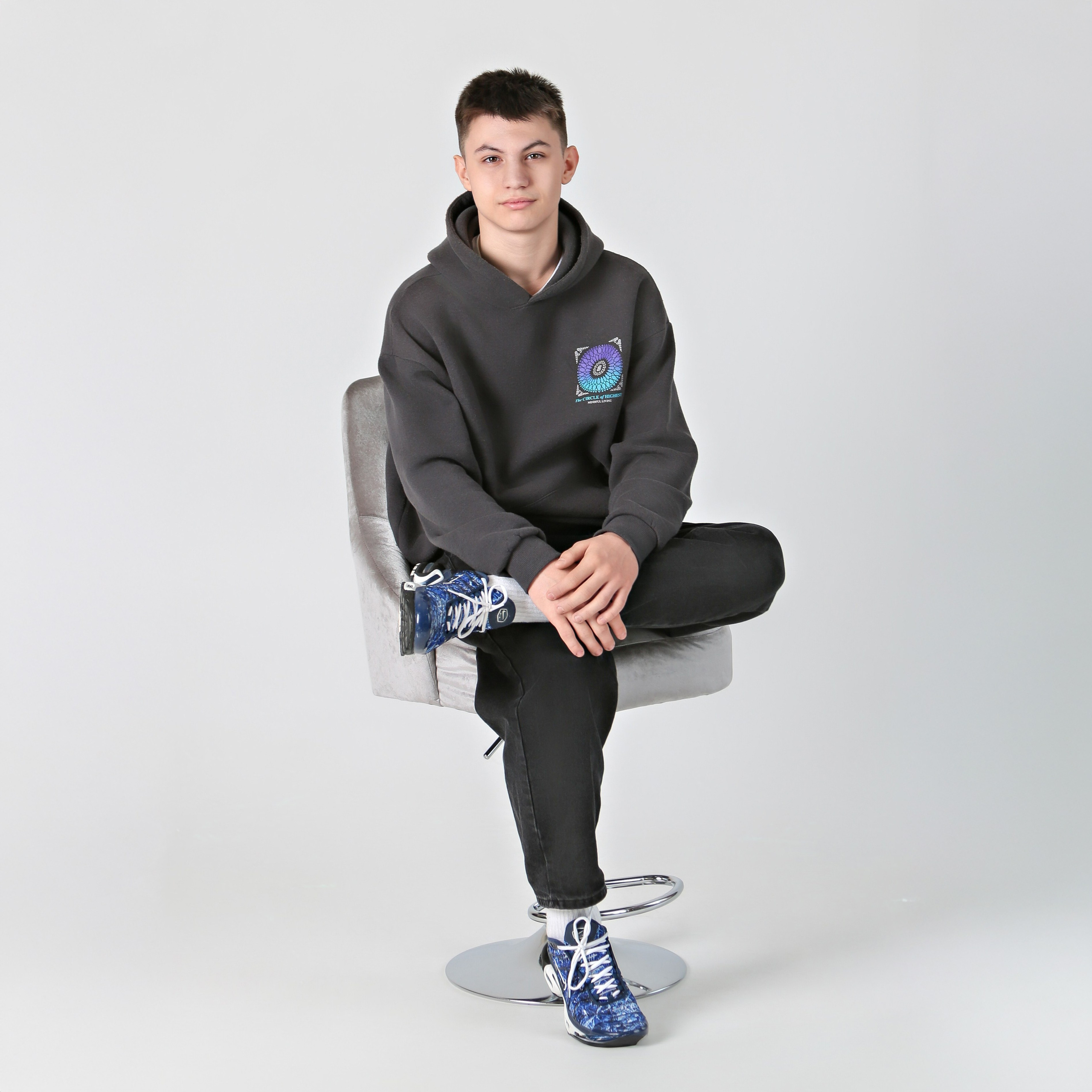 Мальчик в худи, сидит на стуле, портрет школьника