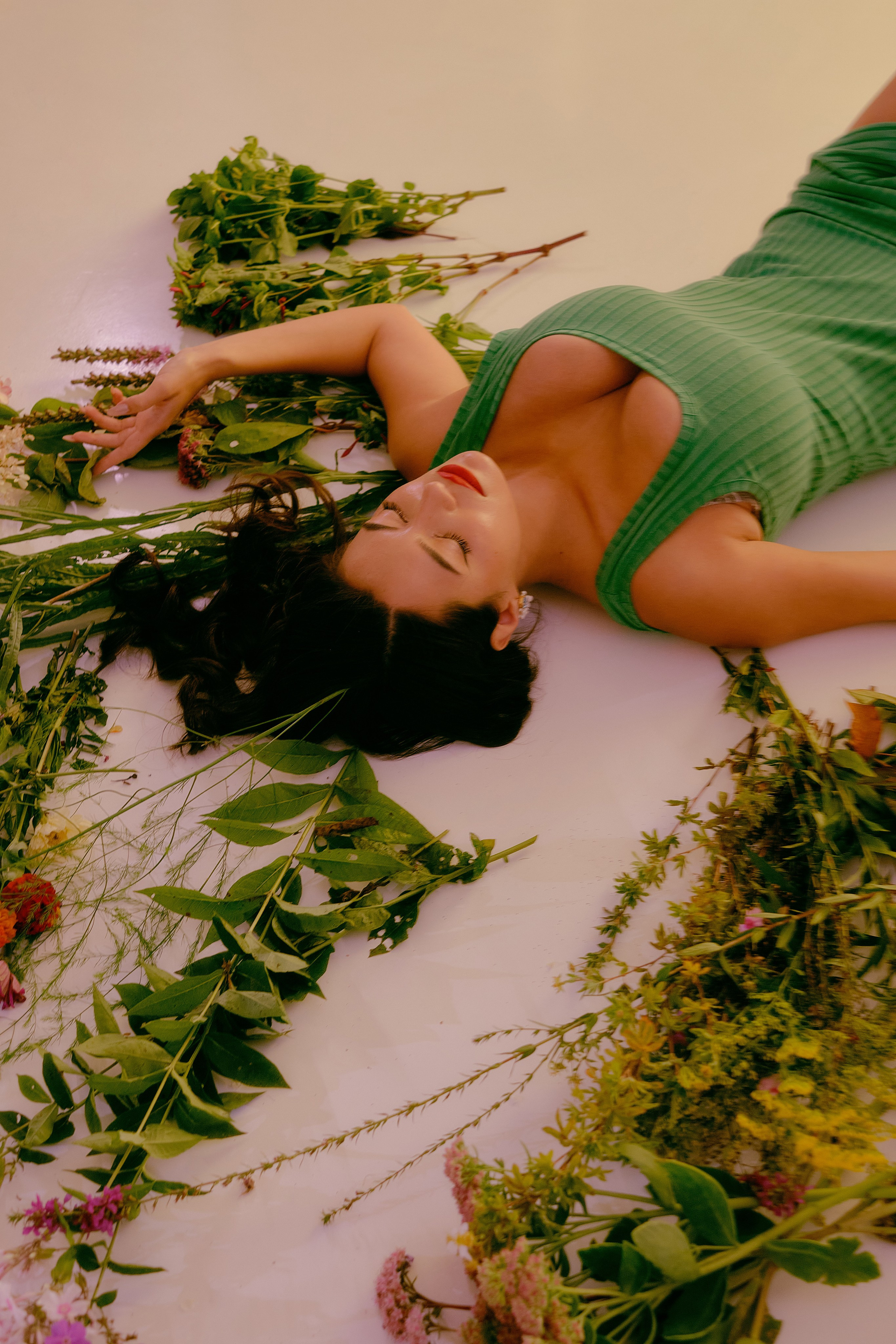 Индивидуальная съёмка в Твери, портреты я цветным светом, атмосферно, рефы с цветным светом