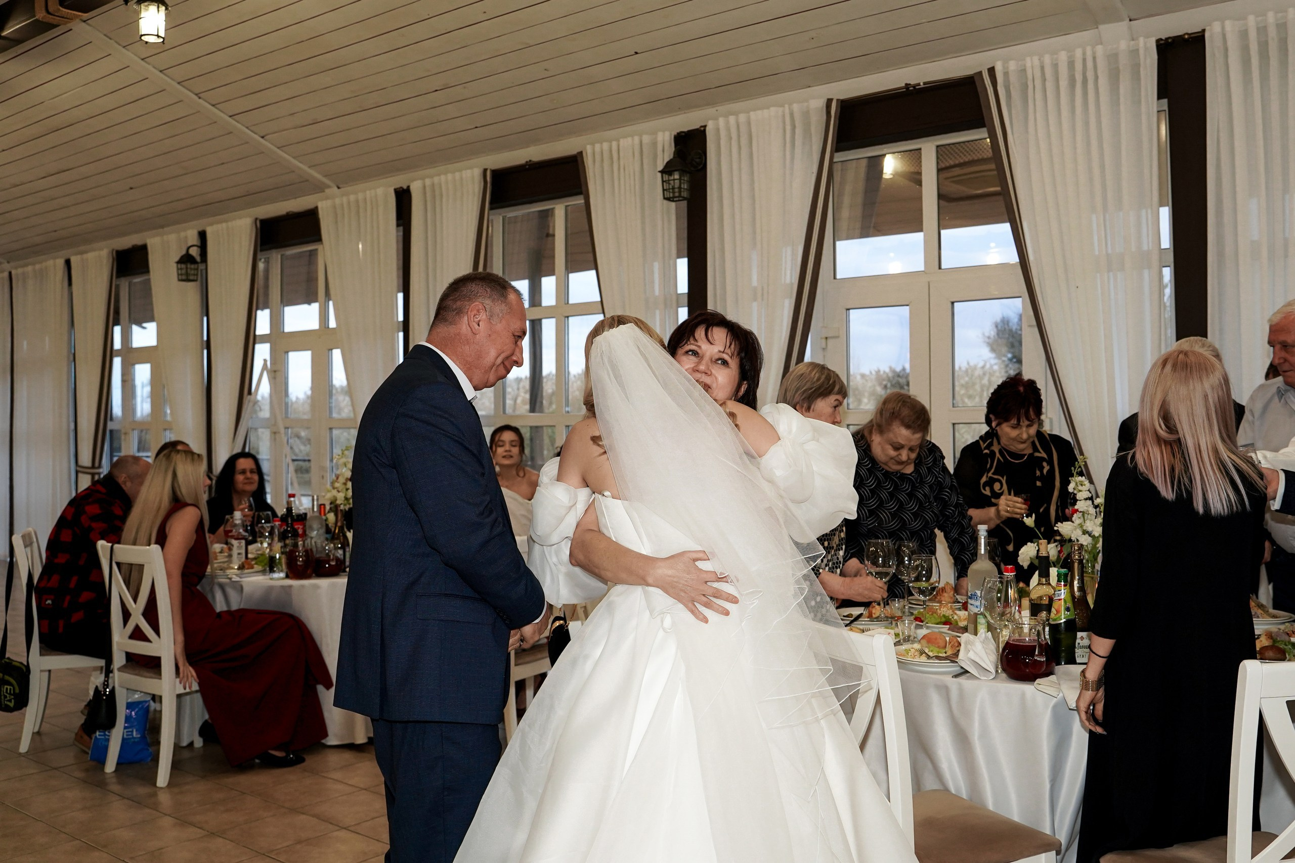 Свадебная фотосессия «4 часа». Отель Резиденция в Ростове-на-Дону. Кадры молодоженов на природе. Фотосессия банкета 1 час. Свадебный фотограф в Ростове-на-Дону. Таинство Крещения и Венчания, семейные фотосессии. Алёна Чёботова