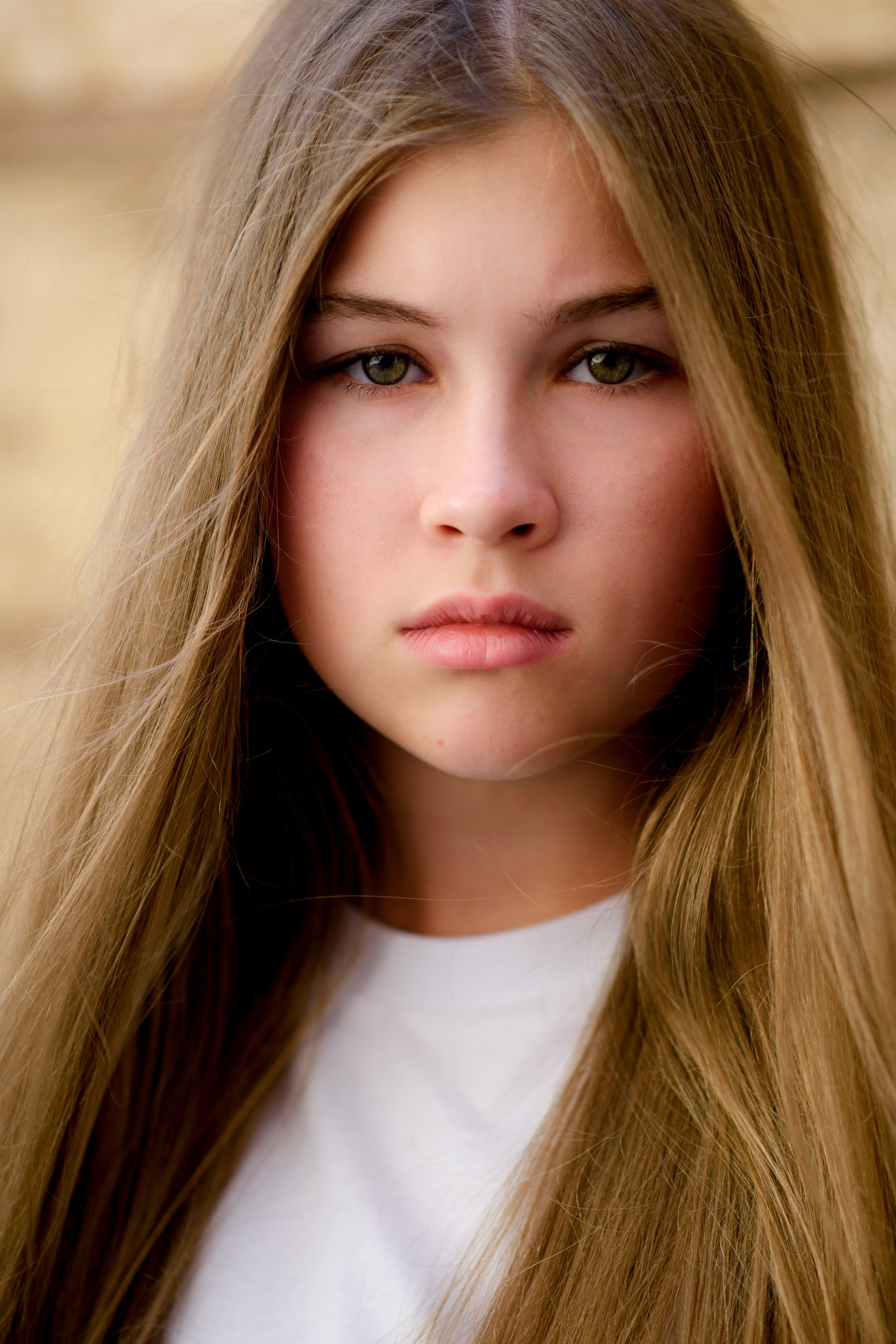 Фотосессия девочки подростка в старом городе. Главная