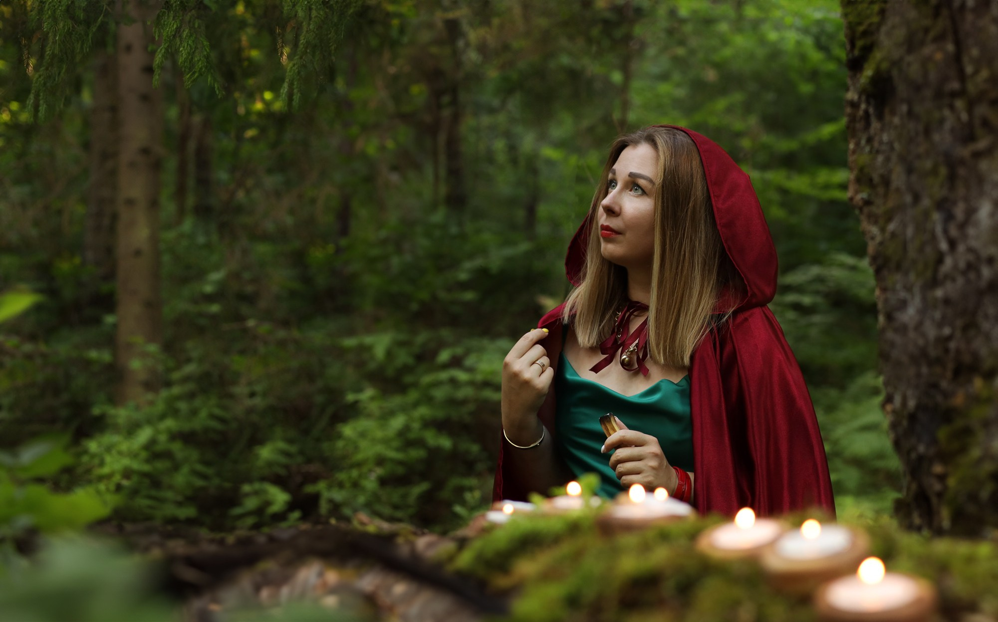 фотосессия в лесу девушка в красном плаще и зеленом платье со свечами
