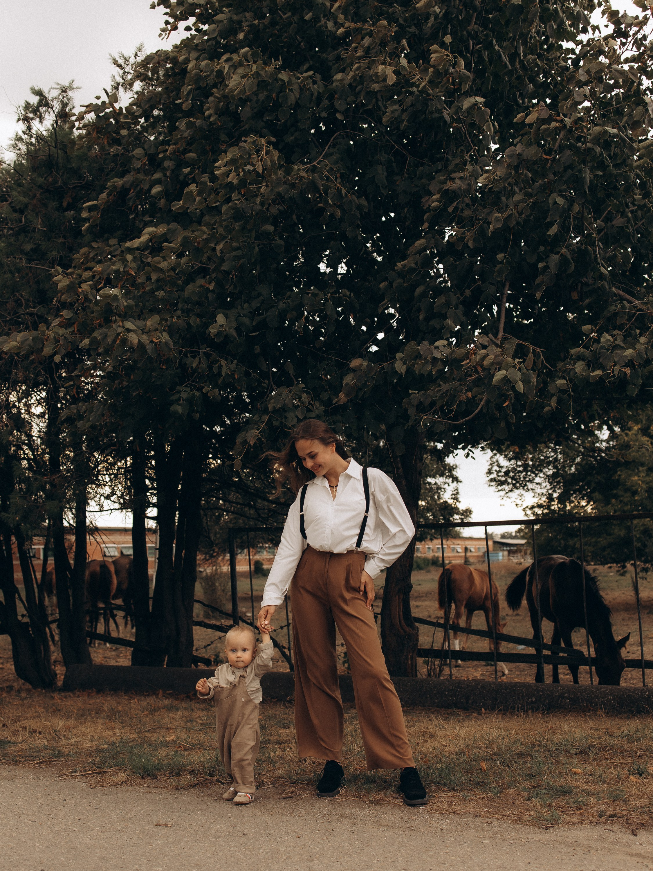 Мама с дочкой. Конюшня. Семейный фотограф в Краснодаре Храмова Анна