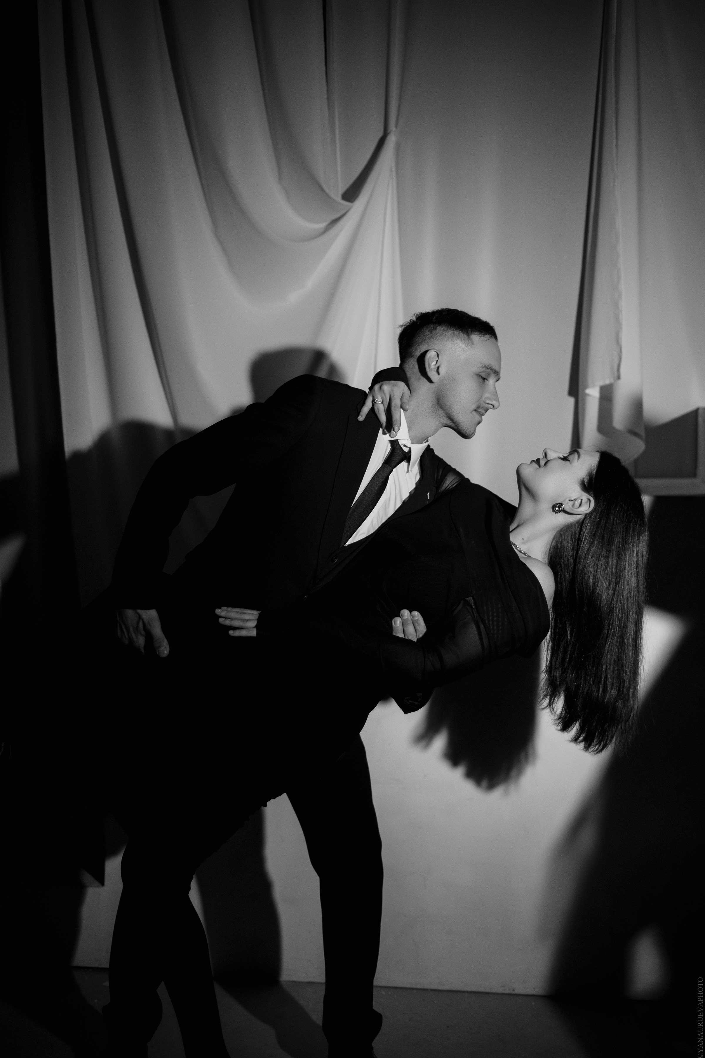 Муж наклоняет и держит жену на руках