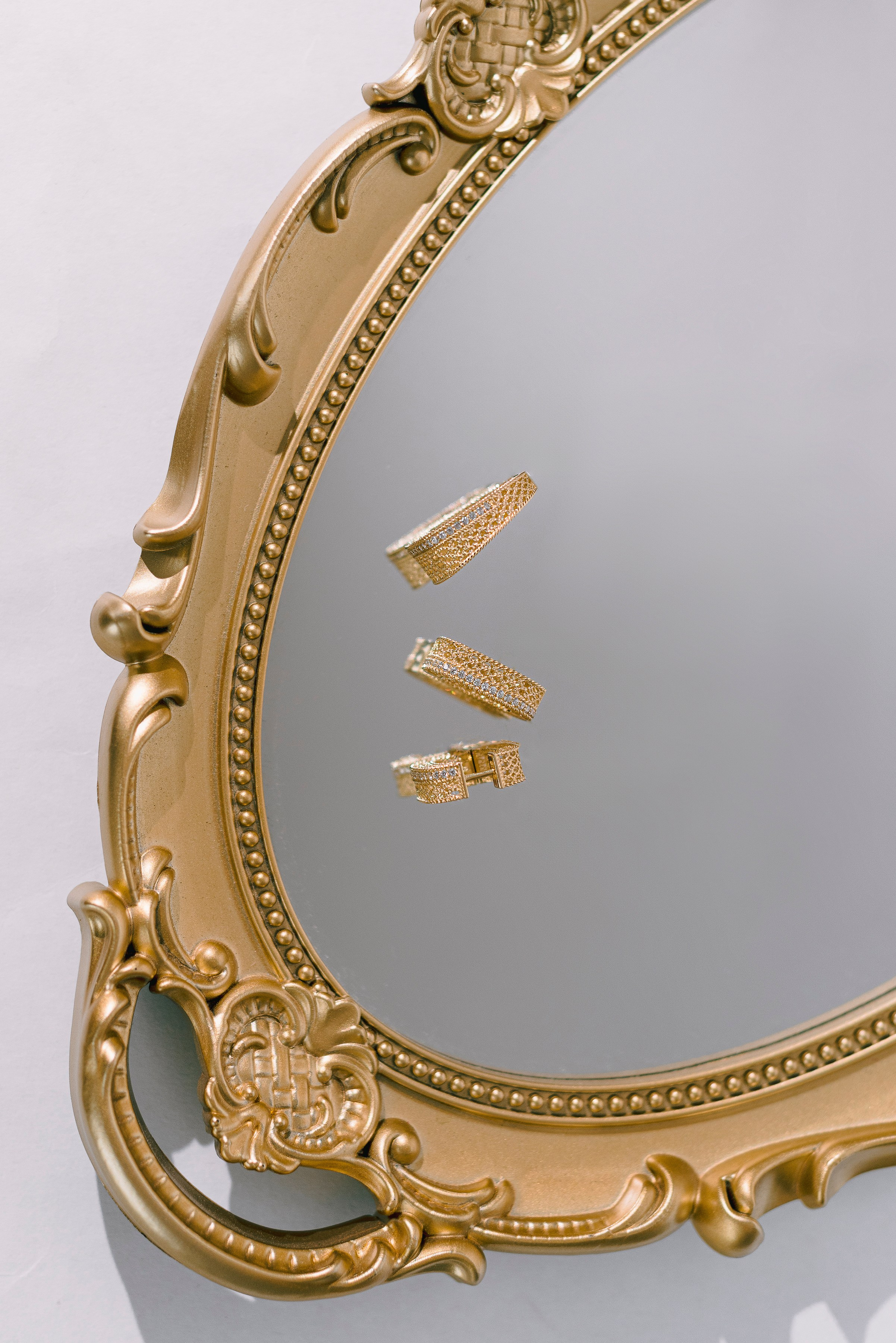 Золотые украшения на зеркале