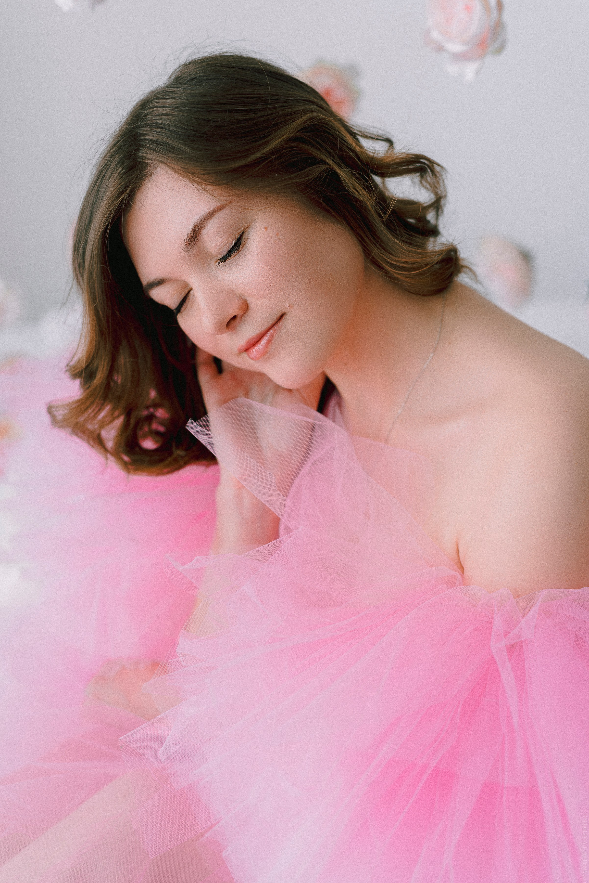весенняя фотосессия в розовом пушистом платье