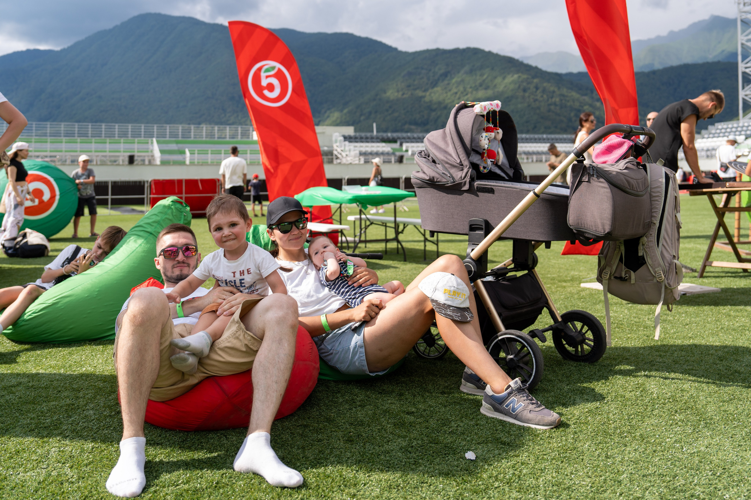 Фотоотчет партнеской интеграции для сети «Пятерочка» на фестивале «Grounded». Репортажный фотограф в Красной Поляне и Сочи Павлюченко Екатерина