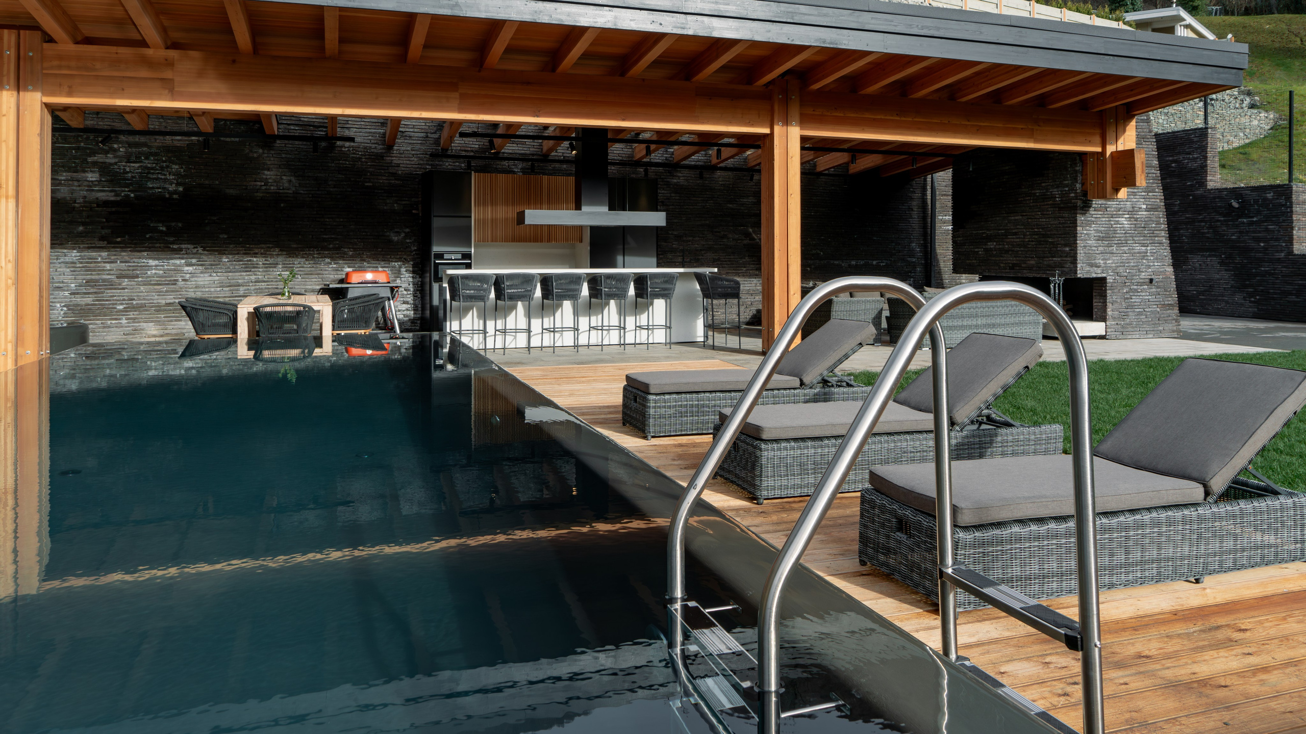 Загородный комплекс в стиле шале — экстерьер. Репортажный фотограф в Красной Поляне и Сочи Павлюченко Екатерина