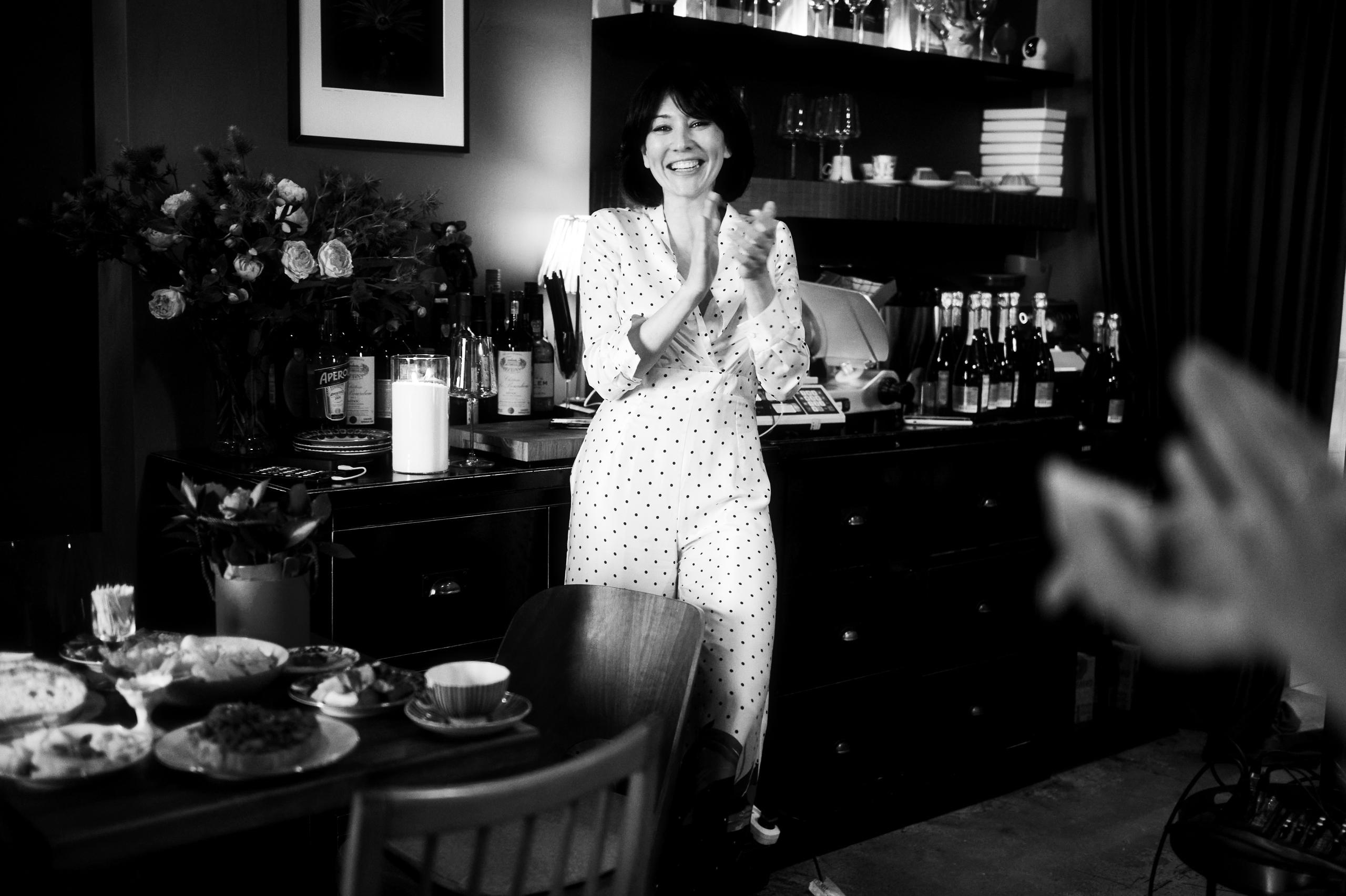 Счастливая девушка хлопает в ладоши в баре