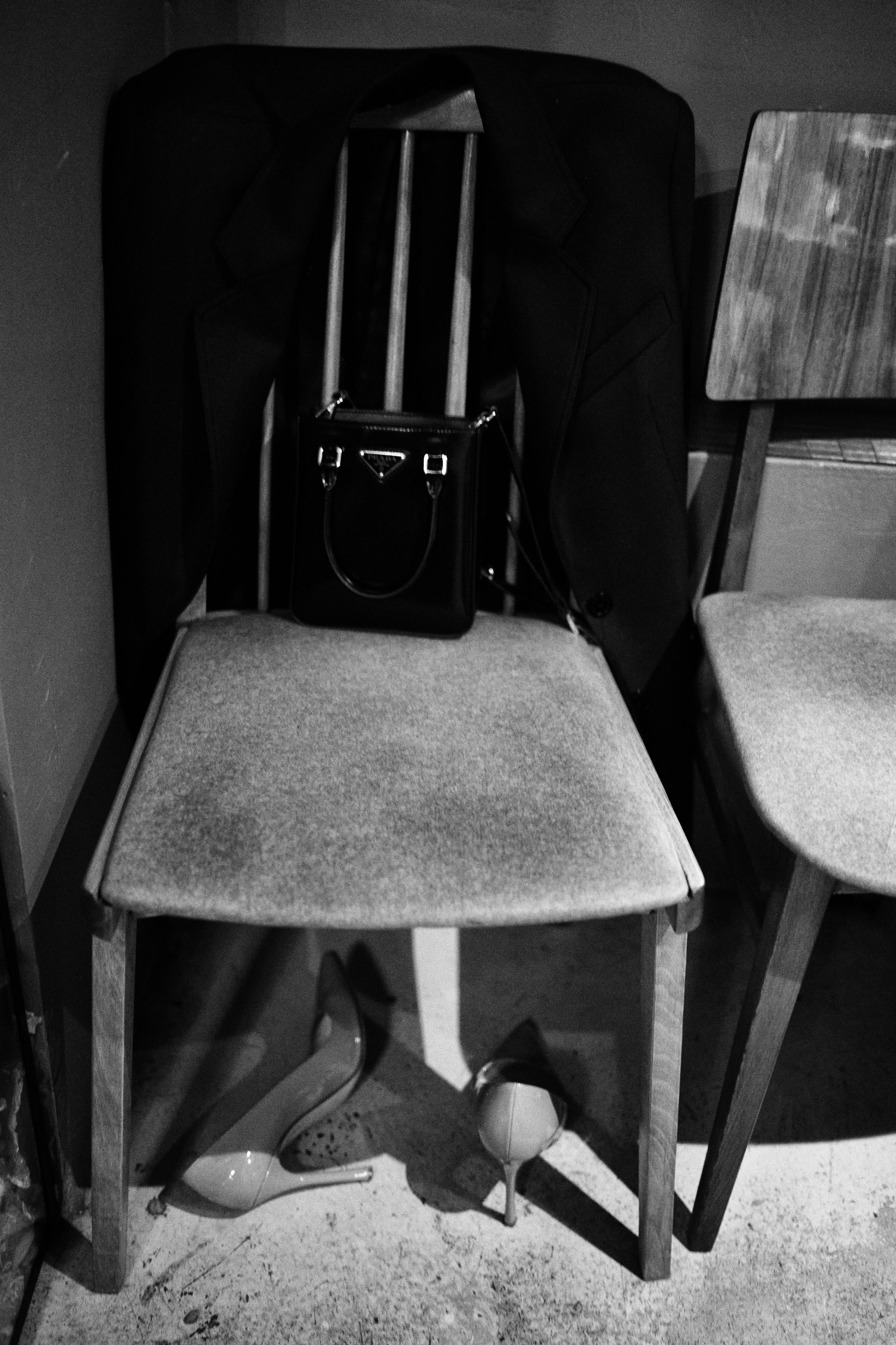 Стул под которым лежат сброшенные туфли