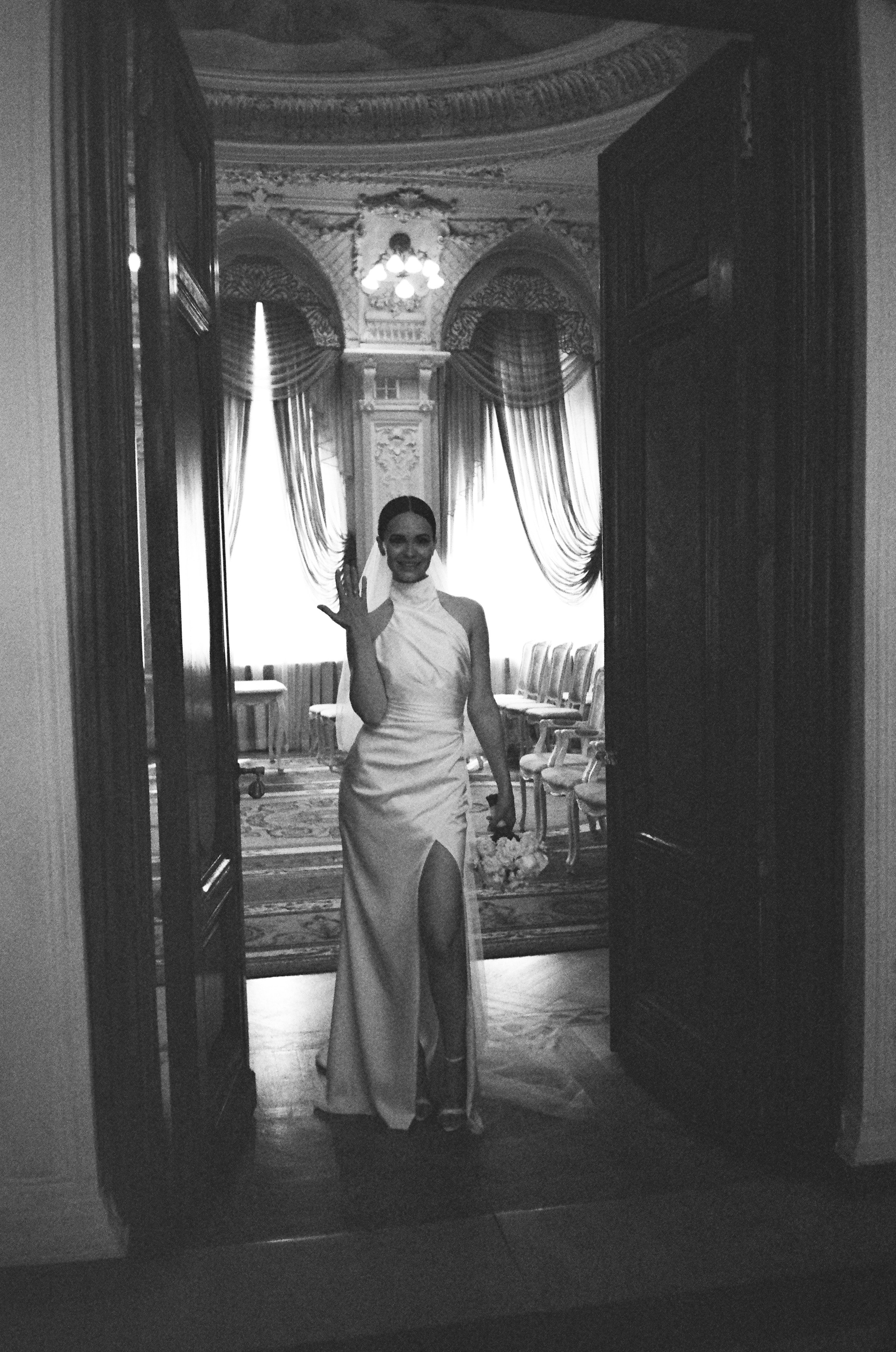 Свадебная фотосессия на пленку. Сестры Карабаза. Фотографы и ретушеры в Москве и Санкт-Петербурге