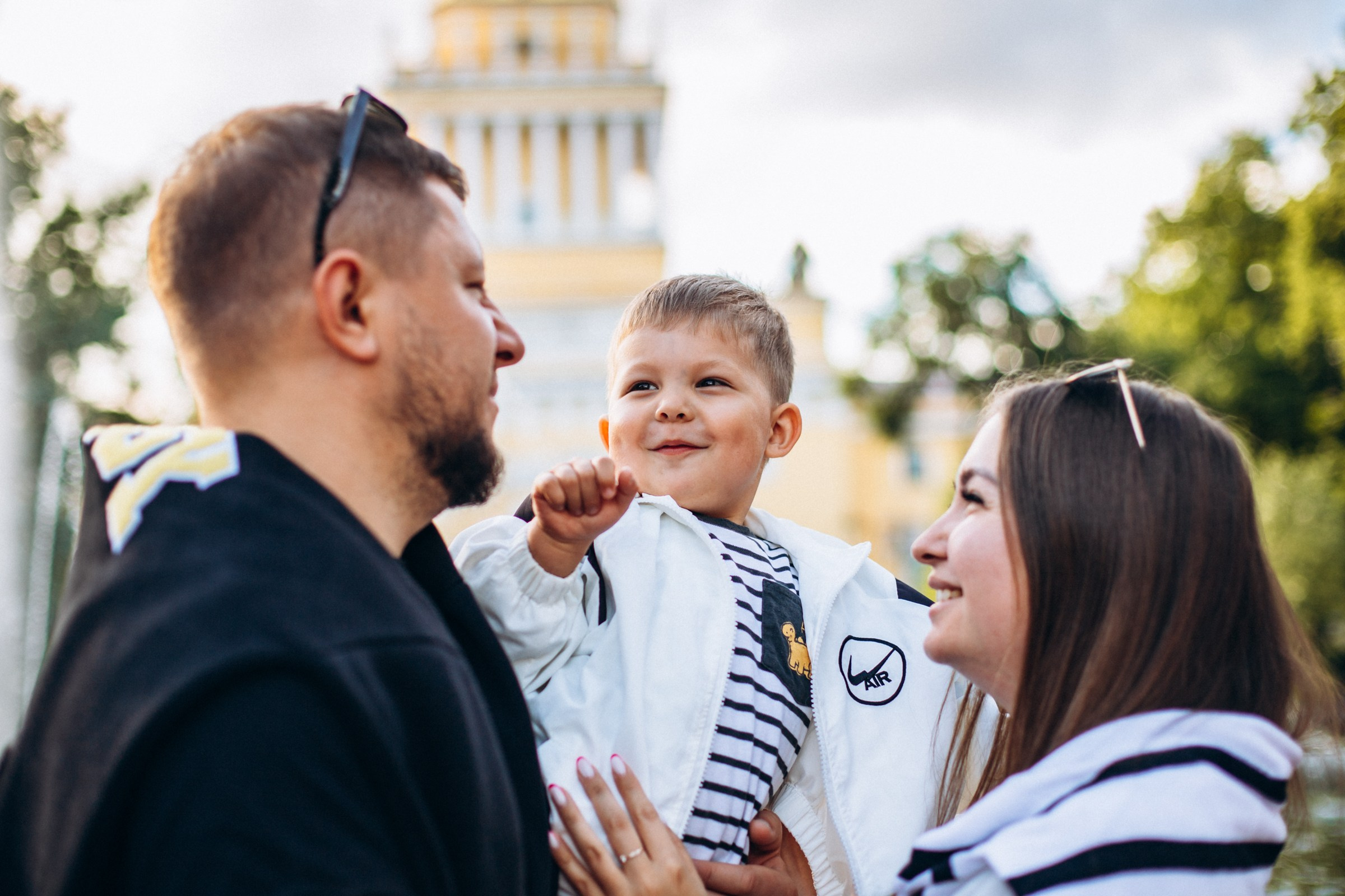 Яна с семьей в августе. Фотопрогулка в Петербурге. Индивидуальный и семейный фотограф в Санкт-Петербурге