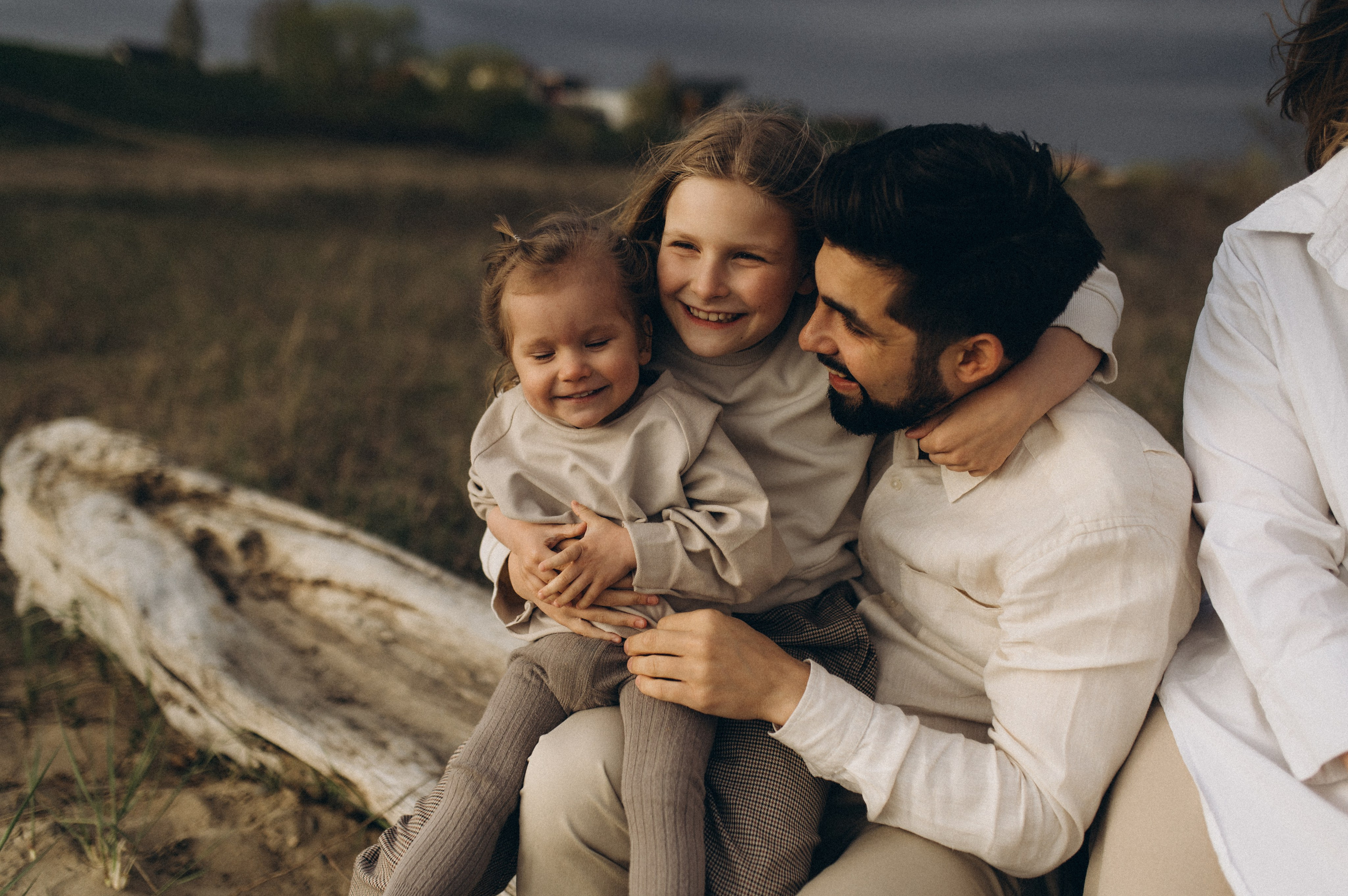 Прогулочная фотосессия семьи на берегу обского моря. Семейный фотограф в Новосибирске Женя Индрикова