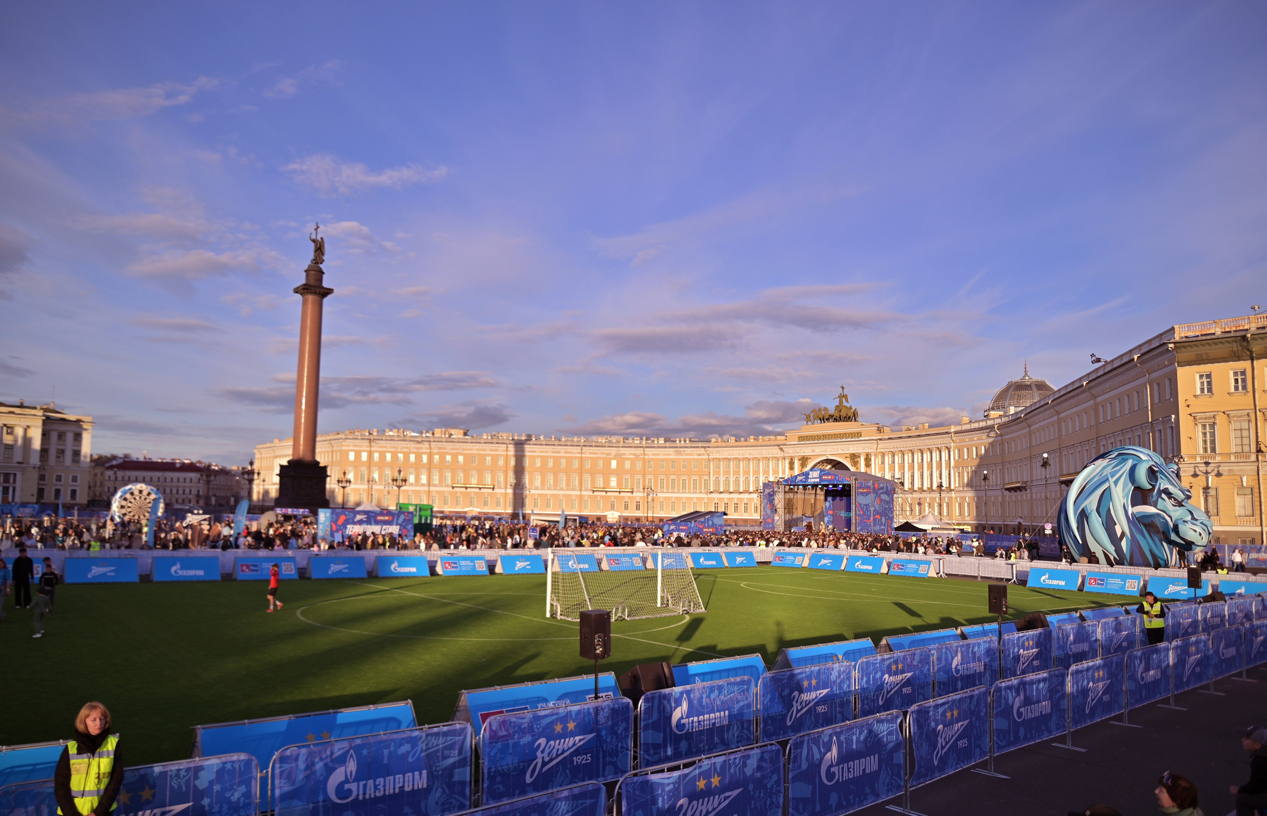 ФК "Зенит", «Газпром» и WINLINE провели Фестиваль футбола на Дворцовой площади.
