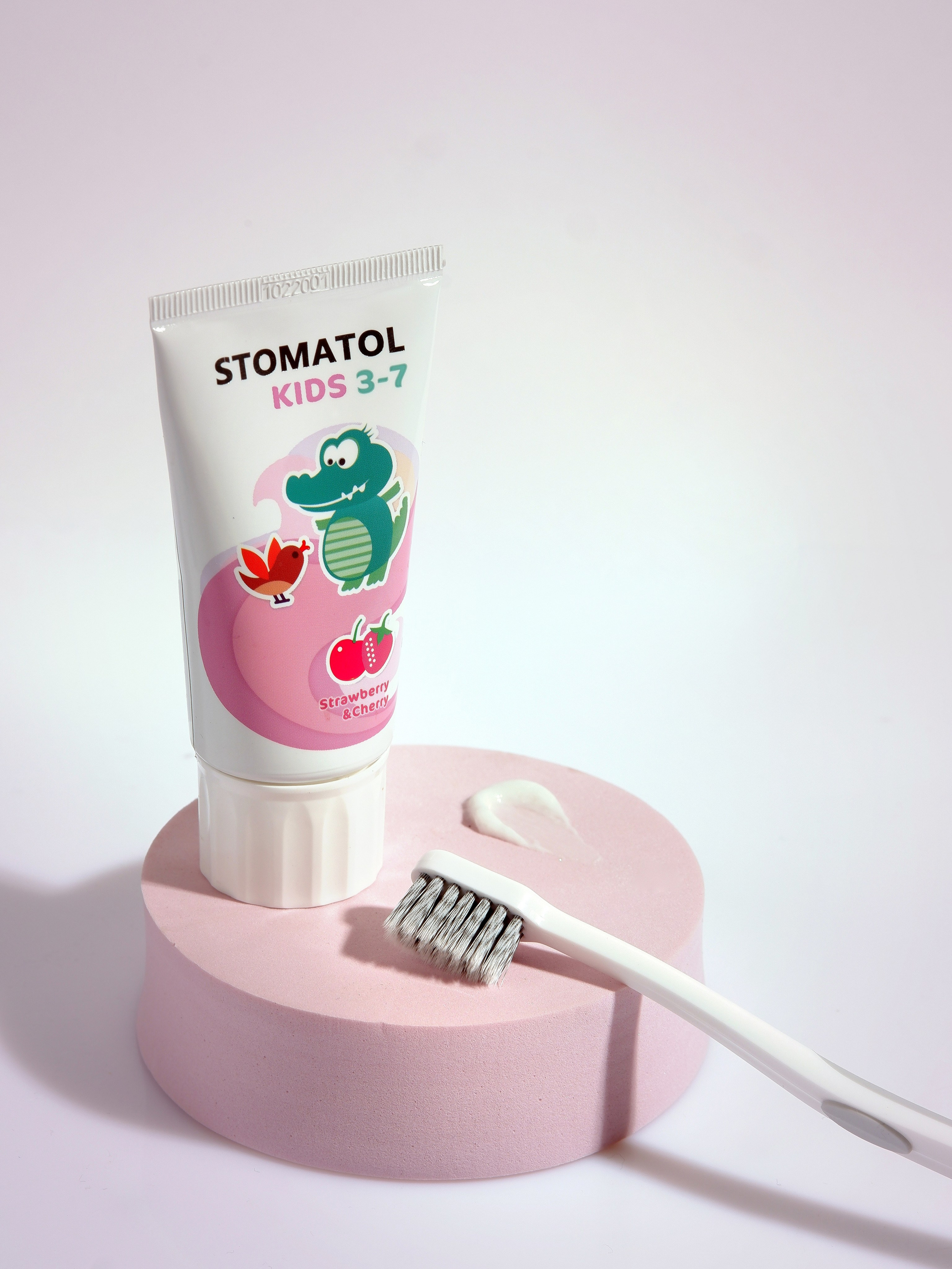 STOMATOL Зубная паста. Предметный фотограф Киров. Съемка для маркетплейсов