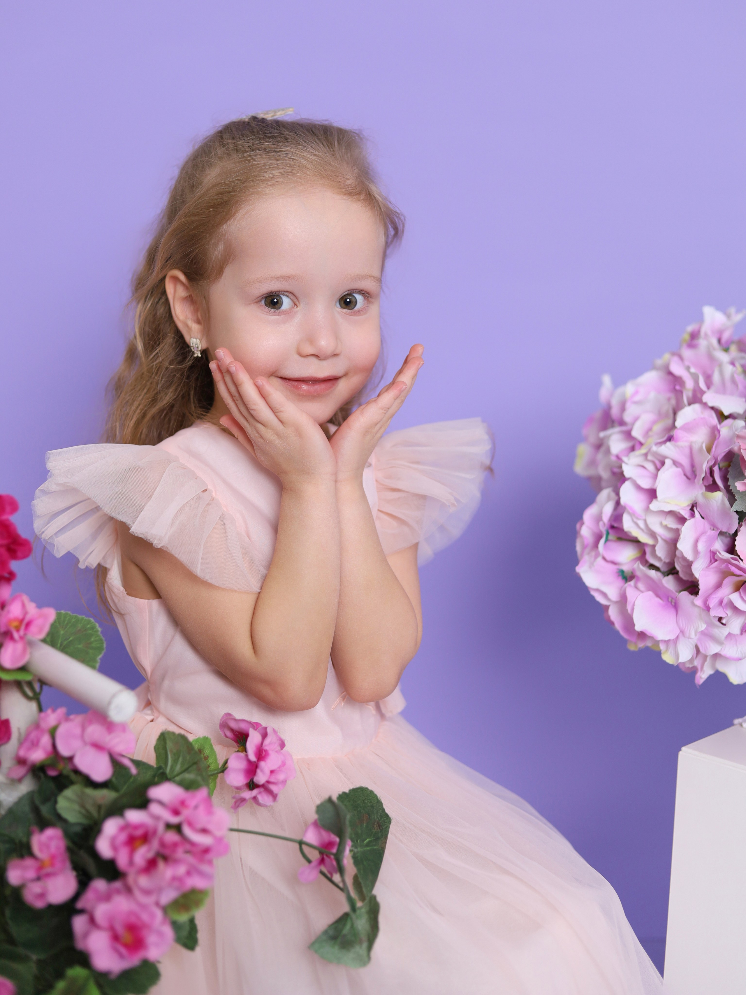 Общее фото в детском саду с выездным реквизитом в Тюмени. Выпускные альбомы в Тюмени для школ, садов, вузов спортивных секций